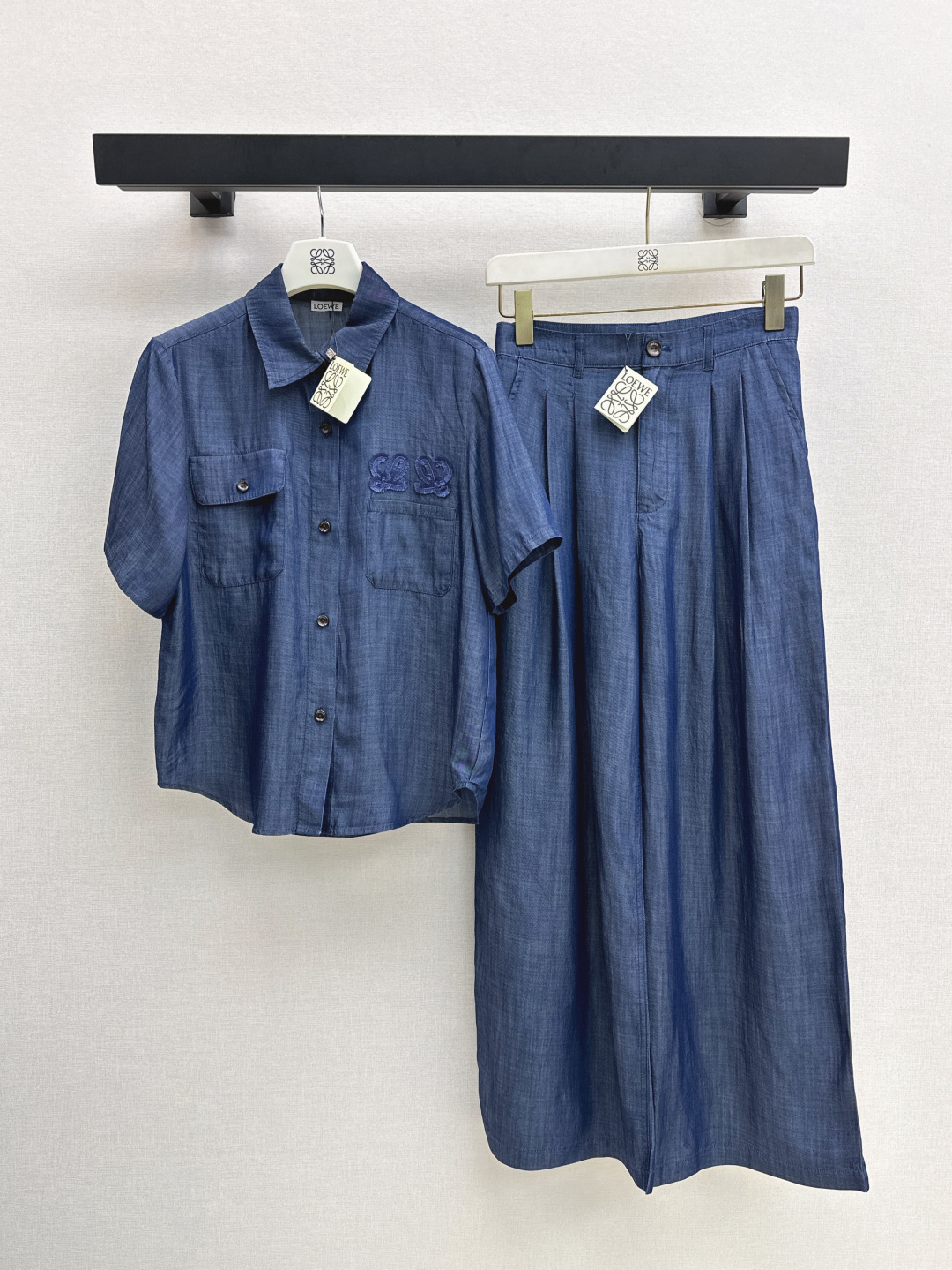 NO:436521,The versatile set of people must have Loe 25Ss————The latest casual Tennis denim suit for spring and summer loose short-sleeved shirt + straight pants. Tennis denim fabric is light and textured very suitable for summer outfits. It is particularly good. A set of visual effects with the three-seven proportions. The fabric is thin and not stuffy. The first choice for summer. The dark blue color is very good. One color is developed. SML shirts are available in stock. Loewe, Shirts, T-shirt, alexander wang19860909人手必备百搭套装 Loe 25Ss————春夏最新款休闲天丝牛仔套装宽松短袖衬衫+直筒裤 天丝牛仔面料轻薄质感很适合夏日穿搭 特别好看 一套搭配三七比例感的视觉效果 面料轻薄不闷热夏季首选 深蓝色颜色系很好看 一色分开发 现货发售sml 衬衫,,loewe,shirts,T-shirt,alexander wang,Women's clothing