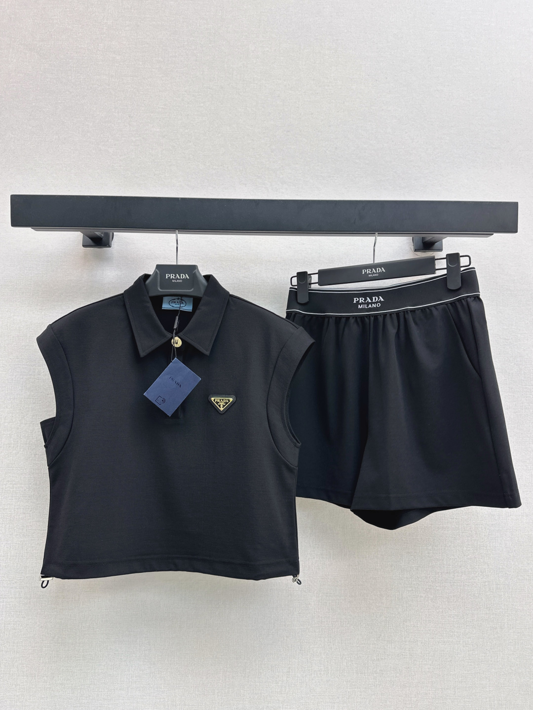 NO:436910,PD 25Ss————The latest triangular decorative casual suit for spring and summer. Very fashionable and energetic Look~ Short top + elastic shorts. No need to be complicated to match Get casual and high-end outfits. It doesn’t pick the skin tone and looks white. One set is available. Two colors are available in stock. SML, shorts, alexander wang19860909PD 25Ss————春夏最新款三角标装饰休闲套装 非常时髦和活力的Look～ 短款小上衣+松紧短裤 无脑无需繁琐搭配Get休闲高级感穿搭 不挑肤色又显白 一套出 两色现货发售sml,,shorts,alexander wang,Women's clothing