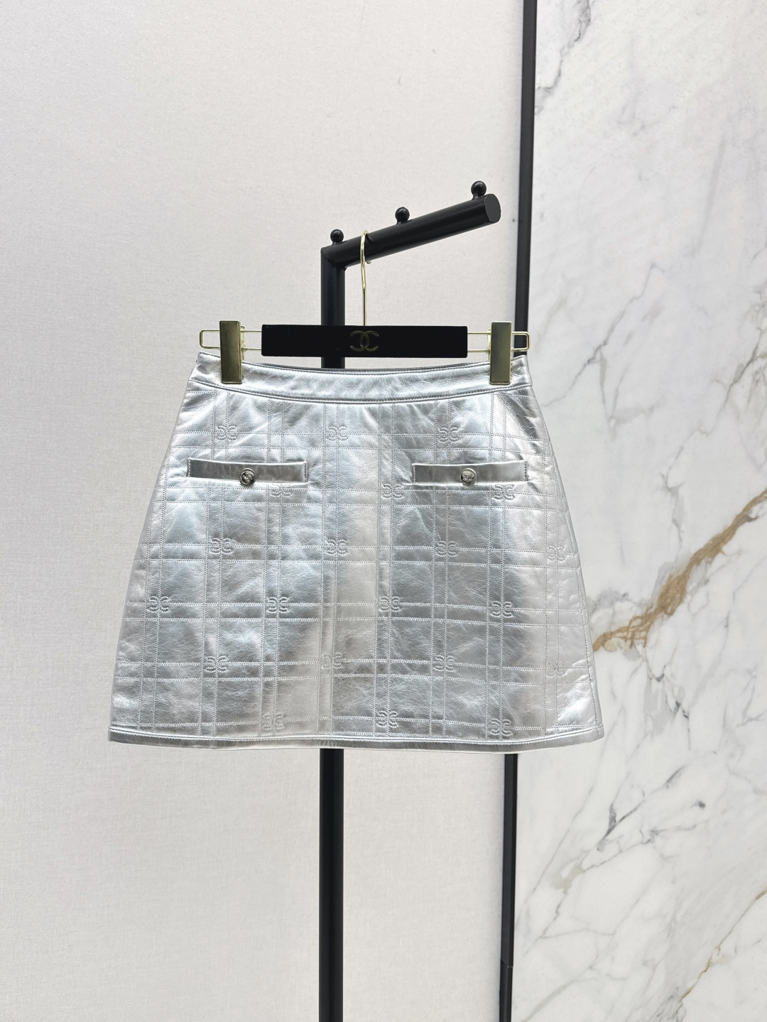 NO:436908,C home 25Ss—————The latest plaid embossed silver short skirt plaid embossed craftsmanship in early autumn, classic and fashionable. Silver makes the whole skirt shine with charming light. Short style design can well show your long legs. Super versatile. Whether it is matched with a simple T-shirt or an elegant shirt, it can be easily controlled to make your vacation look more outstanding. One color is available for sale in stock. SML, Chanel, skirts, shirts, tees, t-shirt, alexander wang19860909C家 25Ss————早秋最新款格纹压花银色短半身裙格纹压花工艺 经典又不失时尚感 银色更是让整条裙子闪耀着迷人的光芒 短款版型设计 能够很好地展现出你的大长腿 超级百搭 无论是搭配简约的T恤还是优雅的衬衫 都能轻松驾驭 让你的度假造型更加出彩 一色现货发售sml,,chanel,skirts,shirts,tees，t-shirt,alexander wang,Women's clothing