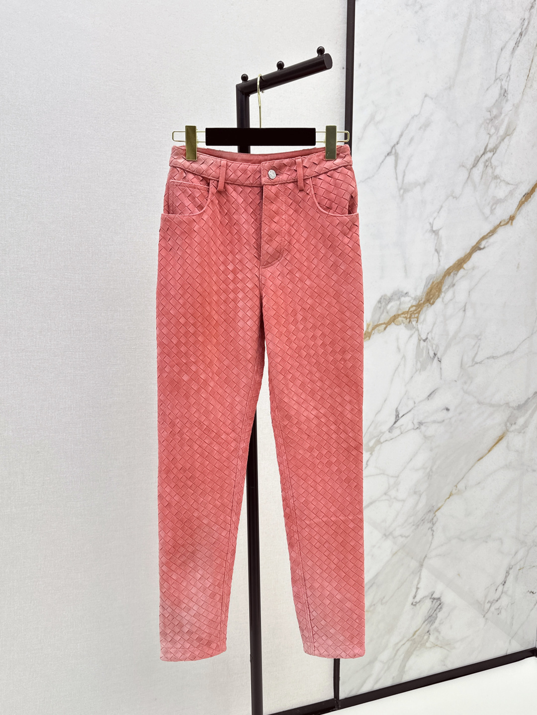 NO:436906,Exclusive first release Bv 25Ss——————The latest braiding craftsmanship of early autumn retro modern and fashionable essentials leather jacket long jacket + trousers imported 100% deer leather velvet fabric heavy braiding craftsmanship leather oily and soft and delicate retro American college style classic H silhouette design super love A and casual lazy style Temperament fashionable and high-end Perfect style upper body A and cool One-color spot on sale sml, bottega veneta, jackets & coats, jackets & coats, leather jacket, alexander wang19860909独家首发 Bv 25Ss————早秋最新款编织工艺复古摩登时髦精必备套装皮衣廓形夹克长外套+长裤 进口百分百鹿皮绒面料 重磅编织工艺 皮质肉感油润柔软又细腻 复古美式学院风经典H廓形设计超级大爱 又A又飒随性的慵懒风 气质时髦又高级 完美版型上身又A又飒 一色现货发售sml,,bottega veneta,jackets & coats,jackets & coats,leather jacket,alexander wang,Women's clothing