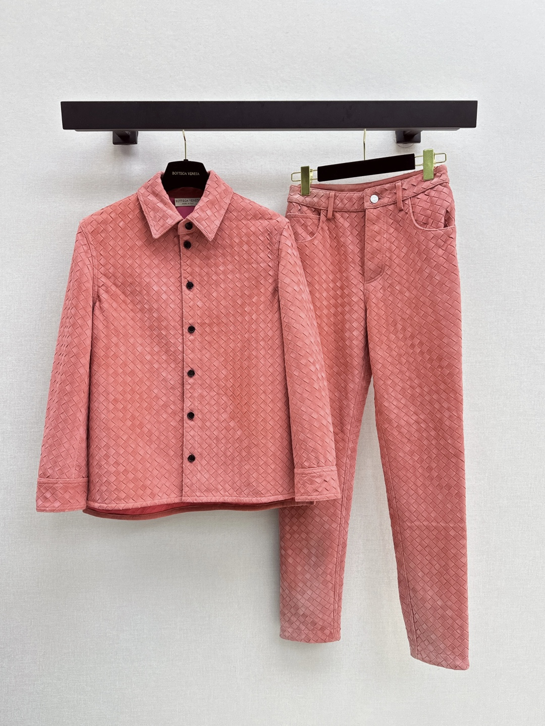 NO:436904,Exclusive first release Bv 25Ss——————The latest braiding craftsmanship of early autumn retro modern and fashionable essentials leather jacket long jacket + trousers imported 100% deerskin velvet fabric heavy braiding craftsmanship leather oily and soft and delicate retro American college style classic H silhouette design super love A and casual lazy style Temperament fashionable and high-end Perfect style upper body A and cool One color is on sale SML in stock Outside,,bottega veneta, jackets & coats, jackets & coats,leather jacket,alexander wang19860909独家首发 Bv 25Ss————早秋最新款编织工艺复古摩登时髦精必备套装皮衣廓形夹克长外套+长裤 进口百分百鹿皮绒面料 重磅编织工艺 皮质肉感油润柔软又细腻 复古美式学院风经典H廓形设计超级大爱 又A又飒随性的慵懒风 气质时髦又高级 完美版型上身又A又飒 一色现货发售sml 外,,bottega veneta,jackets & coats,jackets & coats,leather jacket,alexander wang,Women's clothing