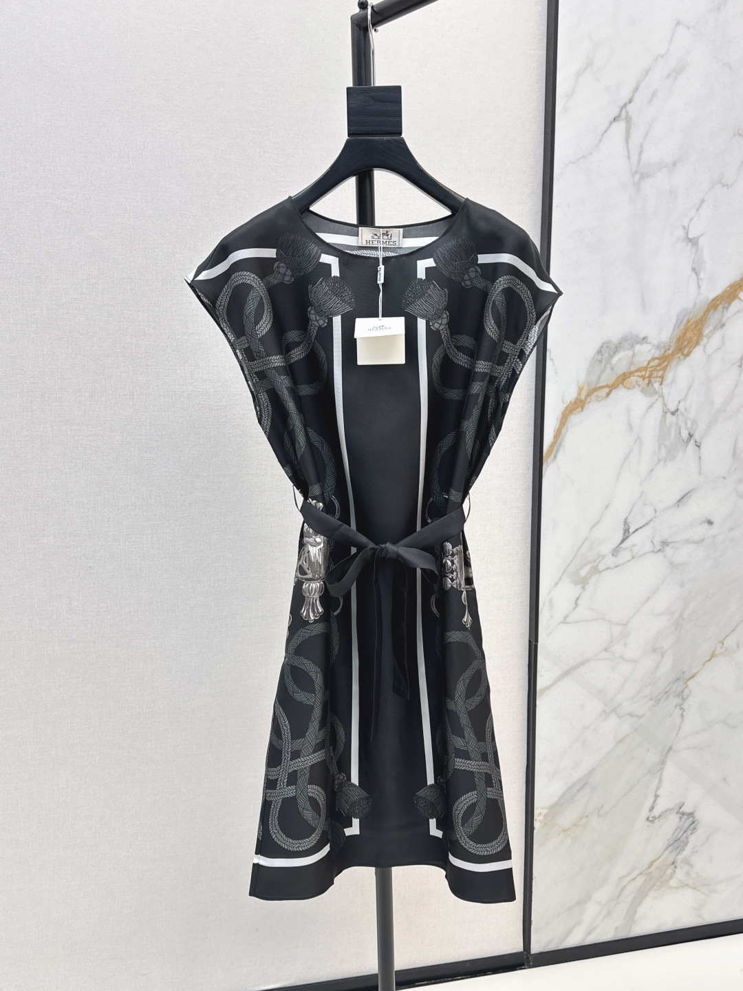 NO:436888,Her 25Ss————The latest spring and summer positioning printing silk dress 100% silk twill texture is excellent, the temperament small flying shoulder H style is casual and generous, the beautiful color matching full positioning printing is super high-end, the style is not picky for people, the upper body is super slim, two colors are on sale in stock smlxl, skirts, real silk, alexander wang19860909Her 25Ss————春夏最新款定位印花真丝连衣裙百分百真丝斜纹绸质感超赞 气质小飞肩H版型随性大方 绝美配色全定位印花超高级 版型不挑人上身超显瘦 两色现货发售smlxl,,skirts,real silk,alexander wang,Women's clothing