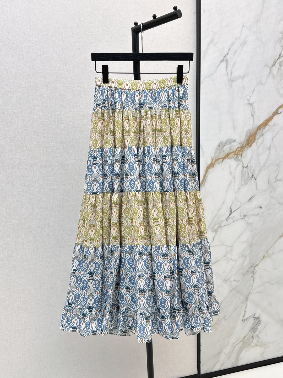 NO:436882,Romantic vacation style LP 25Ss————The latest high-end color floral print long skirt in spring and summer, Southern French style thistle pattern linen cotton printed fabric, cake layer design, flexible ruffled skirt hem flowing and luxurious temperament, classic versatile and not picky, super beautiful upper body, one color is available for sale in stock, loro piano, skirts, alexander wang19860909浪漫度假风 LP 25Ss————春夏最新款高级色调花印花长半裙南法风情蓟花图案亚麻棉印花面料 蛋糕层次设计灵动荷叶边大裙摆飘逸奢华气质优雅 经典百搭不挑人上身超美 一色现货发售sml,,loro piana,skirts,alexander wang,Women's clothing