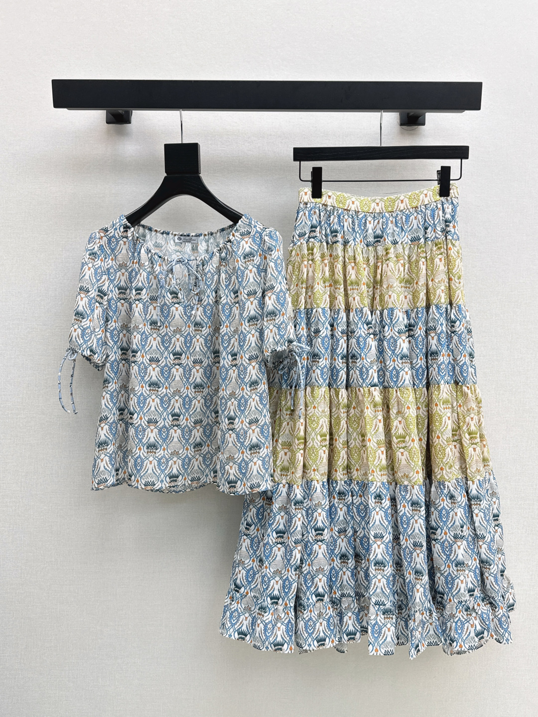 NO:436879,Romantic vacation style LP 25S color————The latest high-end color tone floral print puff sleeve top in spring and summer, Southern French style thistle pattern linen cotton printed fabric, the condensed lace-up design of the leader's neck reduces age effect. The classic style is versatile and not picky, and the upper body is super beautiful. One color is available in stock. Smlxl, loro piano, alexander wang19860909浪漫度假风 LP 25S色————春夏最新款高级色调花印花泡泡袖上衣南法风情蓟花图案亚麻棉印花面料 领袖口的缩褶系带设计减龄效果.经典版型百搭不挑人上身超美 一色现货发售smlxl,,loro piana,alexander wang,Women's clothing