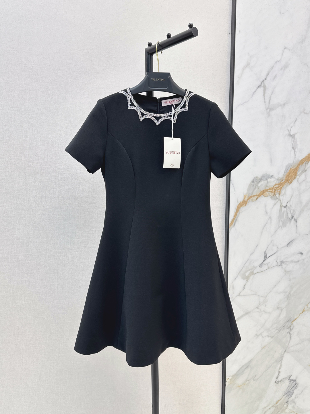 NO:436902,VLTN 25Ss———The latest heavy industry luxury dress in spring and summer. Heavy craftsmanship, three-dimensional crystal fan-shaped lace embroidered neckline, agile and exquisite, temperament, white and beautiful, must-have items, must-have small dresses for daily dates, unlock all outfits, classic waist-closing skirt style, versatile and not picky, two colors are available for sale in stock,, skirts, alexander wang19860909VLTN 25Ss———春夏最新款重工奢华连衣裙 重工艺立体水晶扇形花边刺绣领口灵动精致 气质白富美必入单品 出席活动日常约会必备小礼裙解锁所有穿搭 经典收腰裙摆版型百搭不挑人 两色现货发售sml,,skirts,alexander wang,Women's clothing