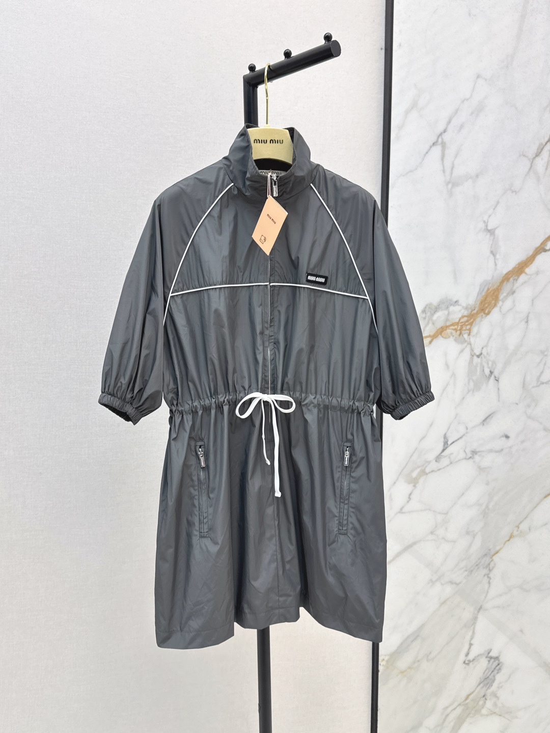 NO:436896,Miu 25Ss————The latest casual and sports dress in spring and summer, fresh and gray, a dress that is both daily or holidays, super beautiful upper body, take a photo and take a picture, Miao styling, waist tightening, upper body three-dimensional and stylish, one-color spot on sale, sml, miumiu, skirts, alexander wang19860909减龄缪式穿搭 Miu 25Ss————春夏最新款休闲运动风连衣裙 清新灰色系 日常或者度假兼备的连衣裙 上身超美 拍照出片 缪系减龄感 腰部揽松紧收腰 上身立体有型 一色现货发售sml,,miumiu,skirts,alexander wang,Women's clothing