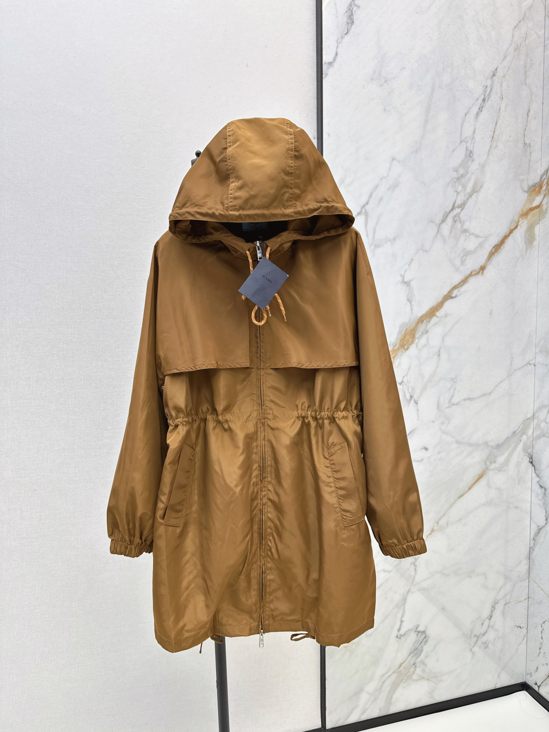 NO:797128,Highly popular nylon series PD 25Ss————The latest mid-length nylon hooded jacket in early autumn. This one is highly recommended. The upper body is super handsome. The waist is elasticated and has a waist-cinching effect. Two pockets on both sides are designed. It is very convenient to put mobile phones in the pockets. It is full of fashion. The fabric customized by YB is very textured. It is available in one color. SML,, jackets & coats, hats,19860909高人气尼龙系列 PD 25Ss————早秋最新款中长款尼龙连帽外套 这款很推荐 上身超级帅气 腰部是松紧的收腰效果 双侧两个口袋设计 口袋里面放手机什么的很方便 时髦感十足 YB定制的面料 很显质感 一色现货发售sml,,jackets & coats,hats,,Women's clothing