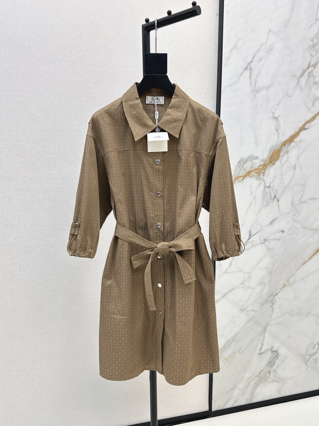 NO:739918,Exclusive launch of Her 25Ss - the latest dark pattern jacquard shirt collar tie-up dress in early autumn. Drawn lantern sleeves design with back positioning and pleating processing. Simple and elegant without losing the sense of sophistication. Casually tied with a belt, the upper body is super slim. Casual and handsome item. Exclusively developed imported jacquard cotton poplin fabric. Three colors ready for sale sml, skirts, shirts,19860909独家首发 Her 25Ss————早秋最新暗纹提花衬衫领系带连衣裙抽束灯笼袖设计后背定位压褶处理 简约大气不失精致感 随性系上腰带上身超显瘦 休闲帅气单品 独家开发的进口提花棉府绸面料 三色现货发售sml,,skirts,shirts,,Women's clothing