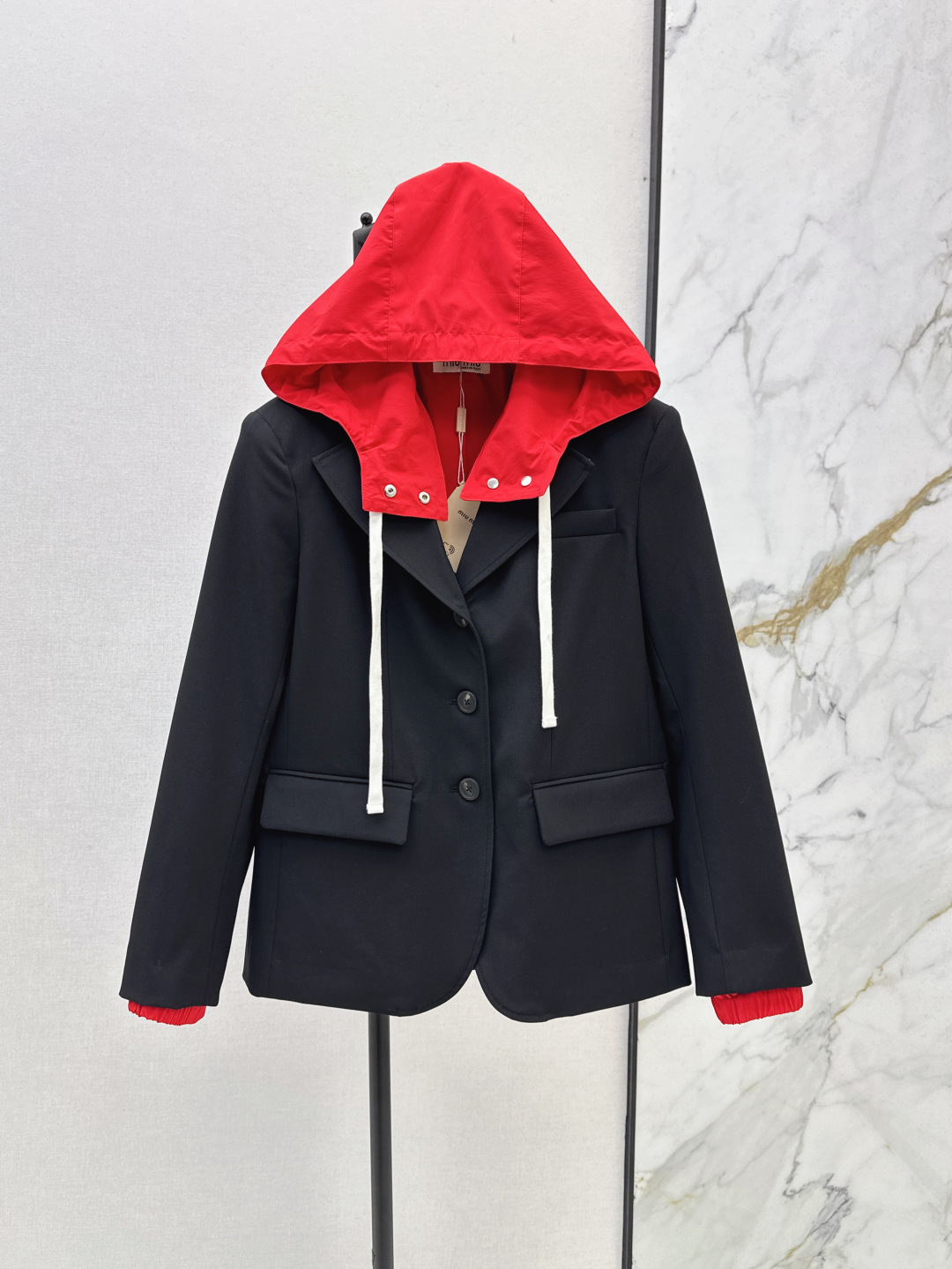 NO:760270,Detachable hood Miu 25Ss - the latest sports style contrasting red lining hooded blazer for early autumn. The classic college style suit style with the contrasting design is so eye-catching. The custom-made fabric is thick and textured. The unmistakable black and red color scheme ~~ The silhouette is crisp and stylish. The whole look is sweet and cool. Suitable for all kinds of Miu-style layering sweet and cool looks. One color ready for sale sml,, miumiu, jackets & coats, business  suits, hats,19860909帽子可拆卸 Miu 25Ss————早秋最新款运动风撞色红色衬里连帽西装外套 经典学院风西装版型搭配撞色设计太抓人眼球啦 定制面料厚实有质感 不会出错的气质黑红配色～～ 廓形裁剪挺括有型 整个造型甜酷又潇洒 适合各式m缪式叠穿甜酷造型 一色现货发售sml,,miumiu,jackets & coats,business suit,hats,,Women's clothing
