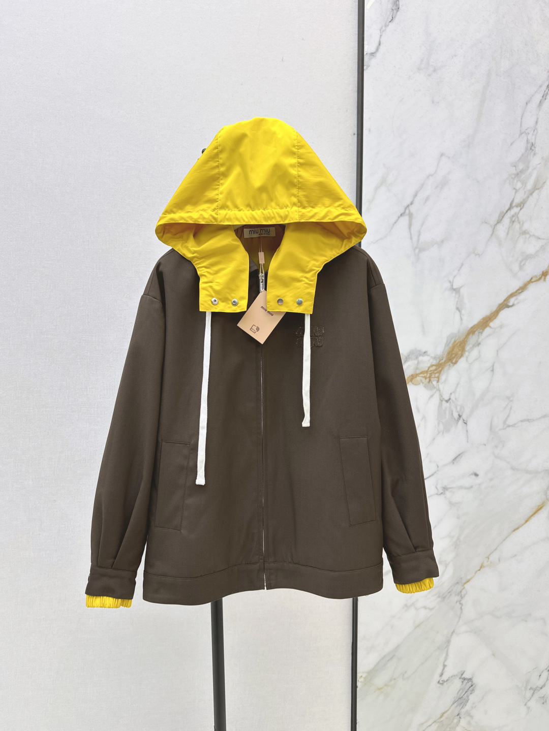 NO:760260,Detachable hood Miu 25Ss————The latest sports style contrast-lined hooded jacket in early autumn. The classic college-style suit style with contrasting design is so eye-catching. The custom-made fabric is thick and textured. Unmistakable temperament and color matching. The silhouette is crisp and stylish. The whole look is sweet and cool. Suitable for all kinds of Miu-style layering and sweet-cool looks. One color ready for sale sml,,miumiu,jackets & coats,jackets & coats,business  suits, hats,19860909帽子可拆卸 Miu 25Ss————早秋最新款运动风撞色内衬连帽夹克外套经典学院风西装版型搭配撞色设计太抓人眼球啦 定制面料厚实有质感 不会出错的气质配色 廓形裁剪挺括有型 整个造型甜酷又潇洒 适合各式缪式叠穿甜酷造型 一色现货发售sml,,miumiu,jackets & coats,jackets & coats,business suit,hats,,Women's clothing