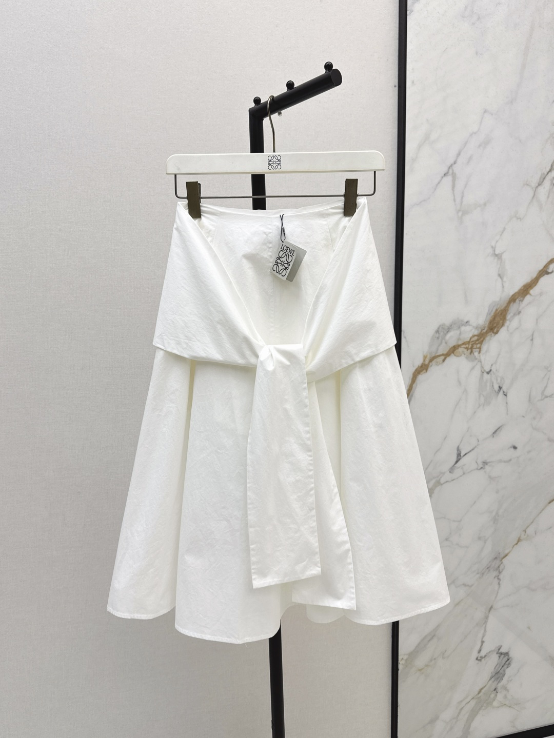 NO:717510,Popular recommendation: Loe 25Ss————The latest French literary style suit for spring and summer. Minimalist drawstring design shirt + fake two-piece skirt. The hanging strap design on the waist adds a bit of casualness and elegance. The loose cut of the shirt + the cut of the skirt are also just right. It is flexible and elegant when walking. The upper body looks super thin, refreshing and playful. It also looks good when worn separately. Available in one color, sml, loewe, skirts, shirts,19860909爆单推荐 Loe 25Ss————春夏最新款法式文艺风套装 极简风抽绳设计衬衫+假两件半裙 腰间的垂饰搭片绑带设计大增添了几分随性与优雅 衬衫宽松剪裁+裙摆的剪裁也恰到好处 走动间灵动飘逸 上身显超显瘦清爽俏皮 分开搭配也好看 一套出 一色现货发售sml,,loewe,skirts,shirts,,Women's clothing