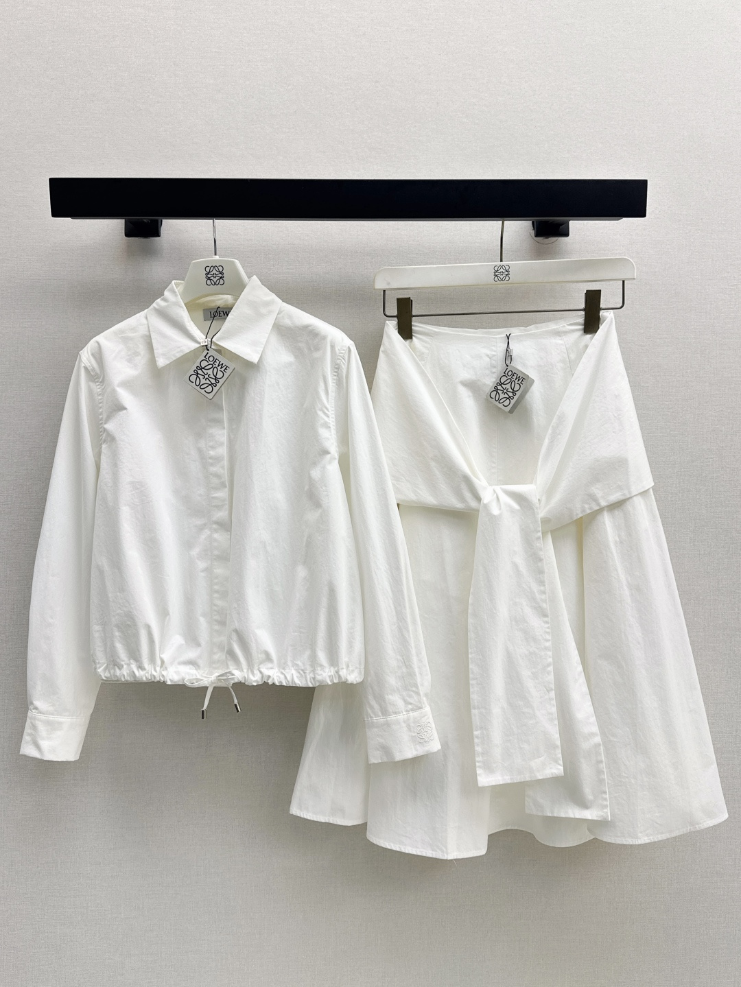 NO:715536,Popular recommendation: Loe 25Ss————The latest French literary style suit for spring and summer. Minimalist drawstring design shirt + fake two-piece skirt. The hanging strap design on the waist adds a bit of casualness and elegance. The loose cut of the shirt + the cut of the skirt are also just right. It is flexible and elegant when walking. The upper body looks super thin, refreshing and playful. It also looks good when worn separately. Available in one color, sml, loewe, skirts, shirts,19860909爆单推荐 Loe 25Ss————春夏最新款法式文艺风套装 极简风抽绳设计衬衫+假两件半裙 腰间的垂饰搭片绑带设计大增添了几分随性与优雅 衬衫宽松剪裁+裙摆的剪裁也恰到好处 走动间灵动飘逸 上身显超显瘦清爽俏皮 分开搭配也好看 一套出 一色现货发售sml,,loewe,skirts,shirts,,Women's clothing