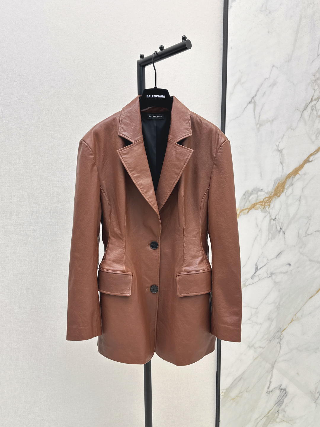 NO:437585,Exclusive first release Bal 25Ss——————The latest three-dimensional waist-hugging leather suit jacket in early autumn 100% lambskin fabric with a high-end feel, three-dimensional hourglass waist style tailoring, clean and neat style, simple, atmospheric, natural waist-hugging, slim and slim feeling to accommodate body shape, everyday commuting can be stylish, two-color spot sml, coffee, jackets & coats, business suit, sheepskin, alexander wang19860909独家首发 Bal 25Ss————早秋最新款立体收腰皮西装外套百分百小羊皮面料 自带高级感 立体沙漏腰版型剪裁 干净利落的款式 立体有型的剪裁 简约大气自然收腰纤瘦量感包容身形 日常通勤皆可气质有型 两色现货发售sml 咖,,jackets & coats,business suit,sheepskin,alexander wang,Women's clothing