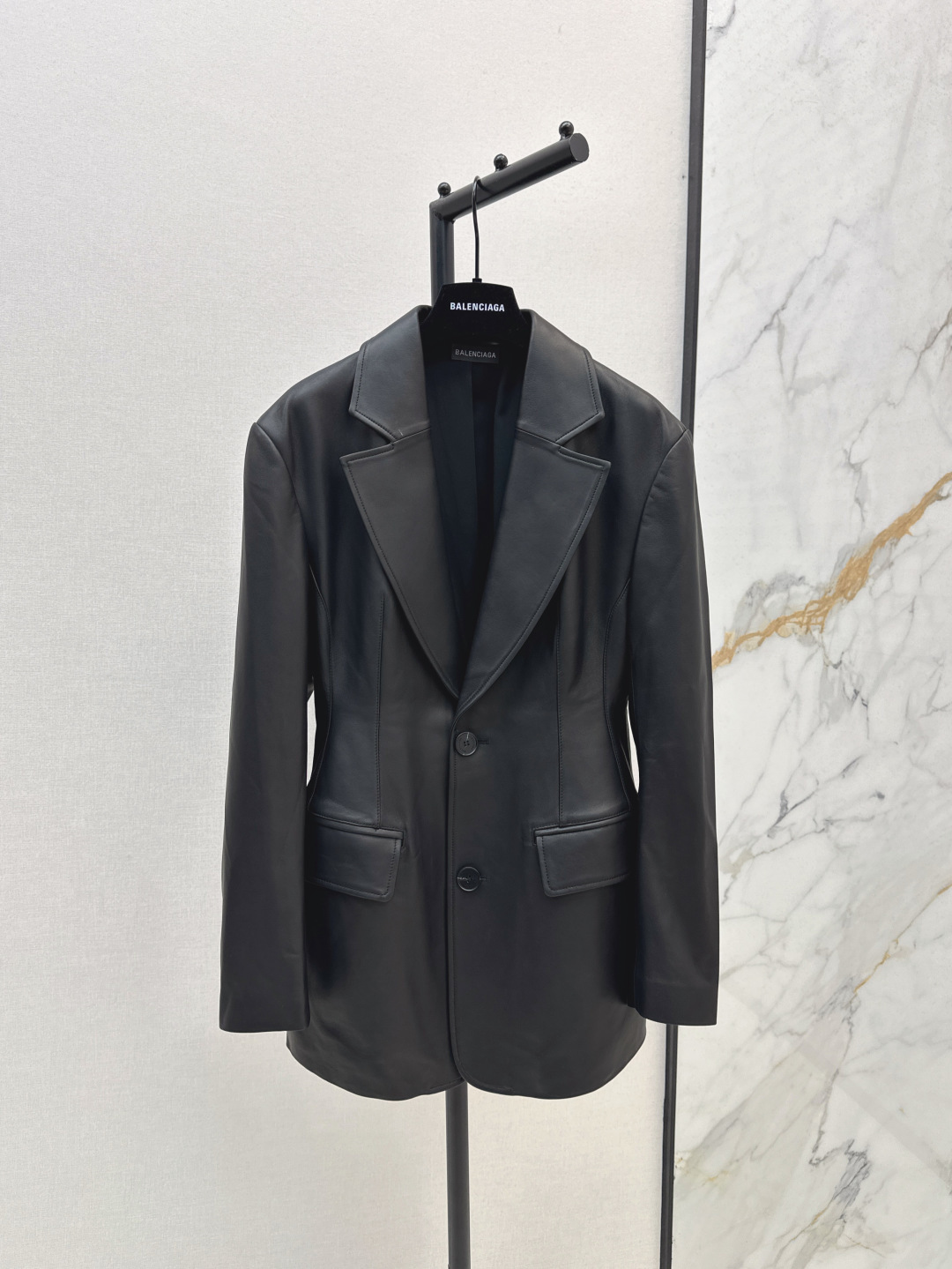 NO:437577,Exclusive first release Bal 25Ss——————The latest three-dimensional waist-hugging leather suit jacket in early autumn 100% lambskin fabric with a high-end feel, three-dimensional hourglass waist style tailoring, clean and neat style, simple, atmospheric, natural waist-hugging, slim and slim feeling to accommodate body shape, everyday commuting can be stylish, two-color spot on sale sml black,, jackets & coats, business suit, sheepskin, alexander wang19860909独家首发 Bal 25Ss————早秋最新款立体收腰皮西装外套百分百小羊皮面料 自带高级感 立体沙漏腰版型剪裁 干净利落的款式 立体有型的剪裁 简约大气自然收腰纤瘦量感包容身形 日常通勤皆可气质有型 两色现货发售sml 黑,,jackets & coats,business suit,sheepskin,alexander wang,Women's clothing