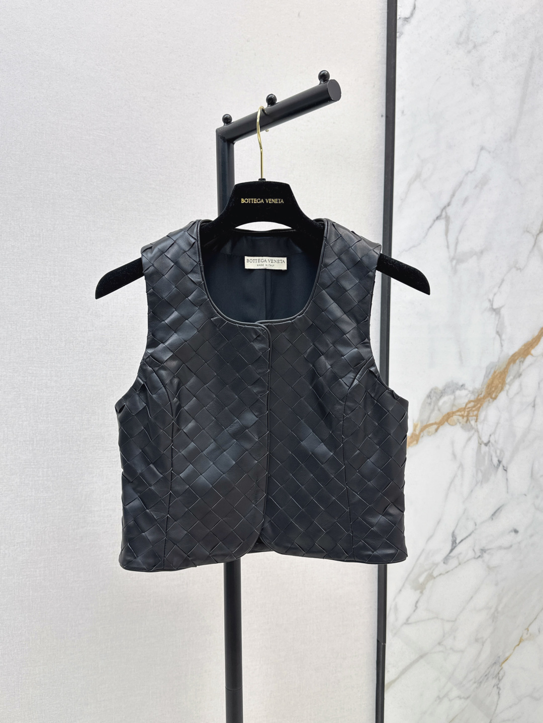 NO:437569,Exclusive first release Bv 25Ss————The latest weaving craftsmanship in spring and summer, retro modern and fashionable essential leather vests imported 100% lambskin weaving craftsmanship. The leather is oily, soft and delicate. Retro American. A and casual lazy style. Temperament and high-end style. The perfect style is A and cool. The upper body is A and cool. One color is available for sale in stock., bottega veneta, sheepskin, alexander wang.19860909独家首发 Bv 25Ss————春夏最新款编织工艺复古摩登时髦精必备皮马甲进口百分百小羊皮编织工艺 皮质肉感油润柔软又细腻 复古美式 又A又飒随性的慵懒风 气质时髦又高级 完美版型上身又A又飒 一色现货发售sml,,bottega veneta,sheepskin,alexander wang,Women's clothing