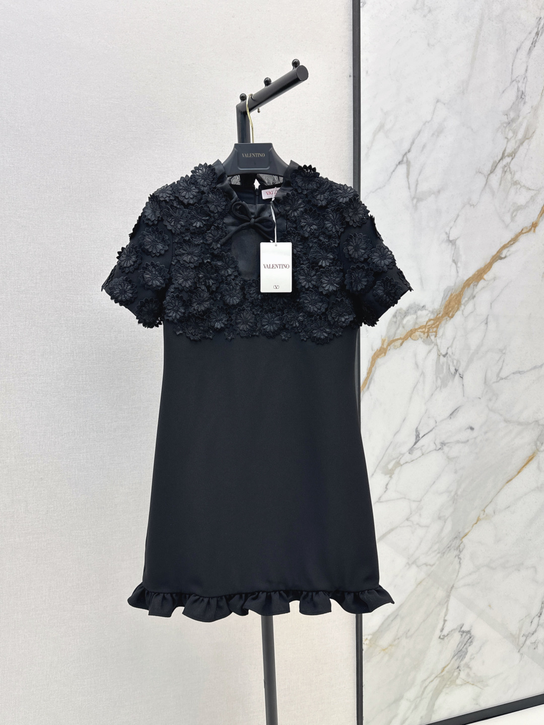 NO:437561,The same style as Sun Li VLTN 25Ss————The latest heavy three-dimensional flower decoration dress in early autumn. Retro and girlish sweetness. This French dress is really my favorite. Heavy three-dimensional flower decoration adds beauty. It is both temperament and slim. Wear it to attend a birthday party. You are the focus of the audience. Three-color spot is available for sale smlxl, skirts, alexander wang19860909孙俪同款 VLTN 25Ss———早秋最新款重磅立体花朵装饰连衣裙 复古的同时又有少女甜美感 这款法式连衣裙真的是我的心头好 重磅立体花朵装饰增添美感 既气质又显瘦 穿上它去参加生日聚会 你就是全场的焦点 三色现货发售smlxl,,skirts,alexander wang,Women's clothing