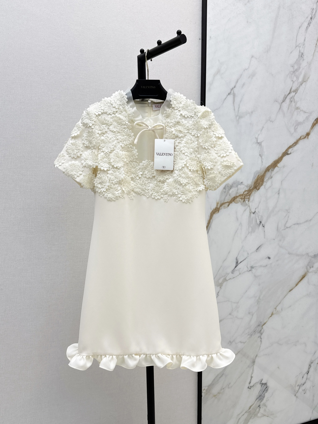 NO:437553,The same style as Sun Li VLTN 25Ss————The latest heavy three-dimensional flower decoration dress in early autumn. Retro and girlish sweetness. This French dress is really my favorite. Heavy three-dimensional flower decoration adds beauty. It is both temperament and slim. Wear it to attend a birthday party. You are the focus of the audience. Three-color spot is available for sale smlxl, skirts, alexander wang19860909孙俪同款 VLTN 25Ss———早秋最新款重磅立体花朵装饰连衣裙 复古的同时又有少女甜美感 这款法式连衣裙真的是我的心头好 重磅立体花朵装饰增添美感 既气质又显瘦 穿上它去参加生日聚会 你就是全场的焦点 三色现货发售smlxl,,skirts,alexander wang,Women's clothing