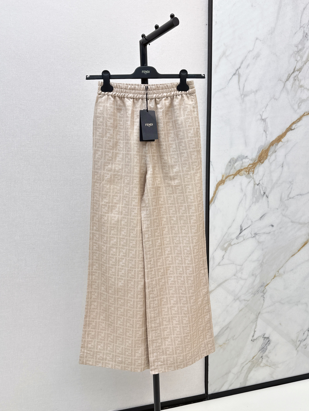 NO:438555,FD 25Ss—————The latest classic presbyterian FF letter printing blue trousers, thin cotton and linen fabric, soft and comfortable, classic elastic waist design, straight wide-leg pants, versatile and not picky, the upper body is casual and handsome, retro and modern, high-end tone printing match, fashionable interpretation of various styles, two colors are available for sale in stock,,alexander wang19860909FD 25Ss————早秋最新款经典老花FF字母印花蓝色长裤轻薄棉麻面料柔软舒适 经典松紧腰设计直筒阔腿裤版型百搭不挑人 上身随性帅气 复古又摩登 高级色调印花搭时髦演绎各种风格 两色现货发售sml,,alexander wang,Women's clothing