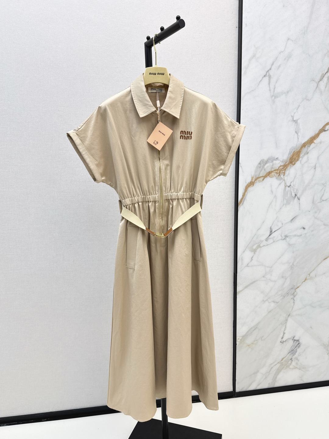 NO:437519,Miu 25Ss—————The latest khaki cotton lapel zipper waist-closed short-sleeved dress in early autumn. Lapel shirt skirt is super versatile. Brown leather logo logo embroidery craftsmanship is high-end and exquisite. The waist is elastic and elastic and tight, the waist is tied and slim. The versatile commuter style is elegant and playful. One-color spot on sale sml, miumiu, skirts, shirts, T-shirts, alexander wang19860909Miu 25Ss————早秋最新款卡其色棉质翻领拉链收腰短袖连衣裙 翻领衬衫裙型裁剪超级百搭 胸口饰棕色皮革logo徽标刺绣工艺高级又精致 腰身弹力松紧打揽束腰拼接超大伞型裙摆巨显瘦 百搭通勤款优雅又俏皮 一色现货发售sml,,miumiu,skirts,shirts,T-shirt,alexander wang,Women's clothing