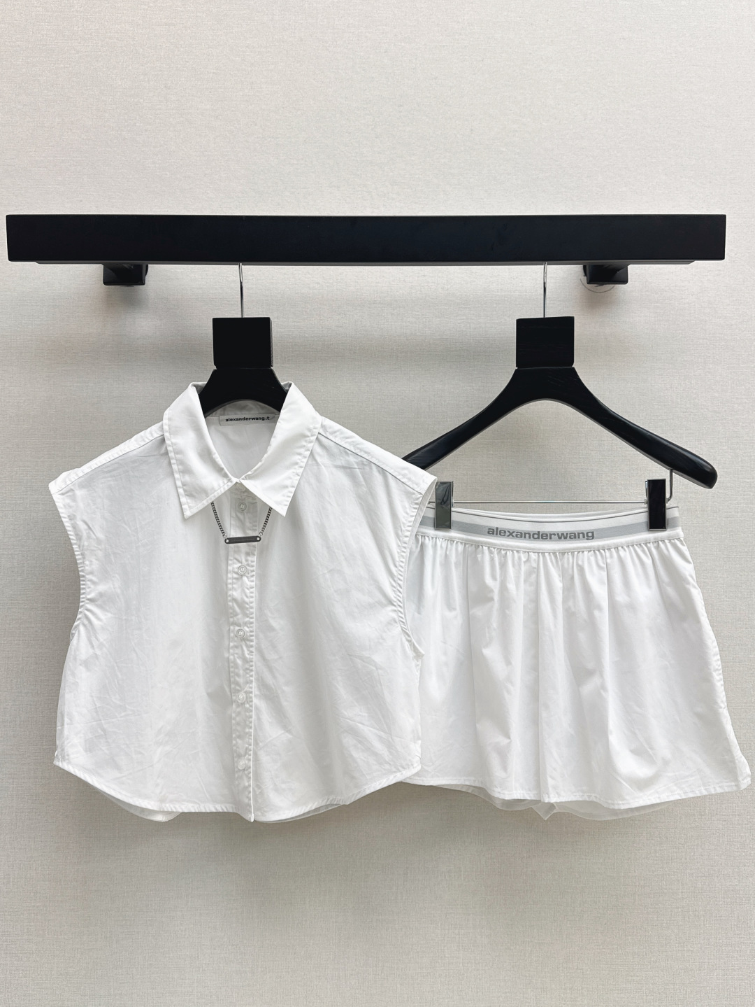 NO:437589,Lining Short AW 25Ss————The latest spring and summer spliced ​​webbing lapel sleeveless shirt + webbing shorts Recommended outfits Pure cotton material is comfortable and skin-friendly. Short cut design is fashionable and can be salty and sweet to reduce age. The simple design style shows your taste and style. It is recommended to go out on the street or commute every day. Two-color split development. SML, shorts, shirts, alexander wang.19860909衬 短AW 25Ss————春夏最新款拼接织带翻领无袖衬衫+织带短裤 推荐一套穿搭 纯棉材质舒适亲肤 短款版型剪裁设计上身很显时髦感 可盐可甜减龄休闲风 简约的设计风格展现你的品味与格调日常出街或者通勤都很推荐 两色分开发 现货发售sml,,shorts,shirts,alexander wang,Women's clothing