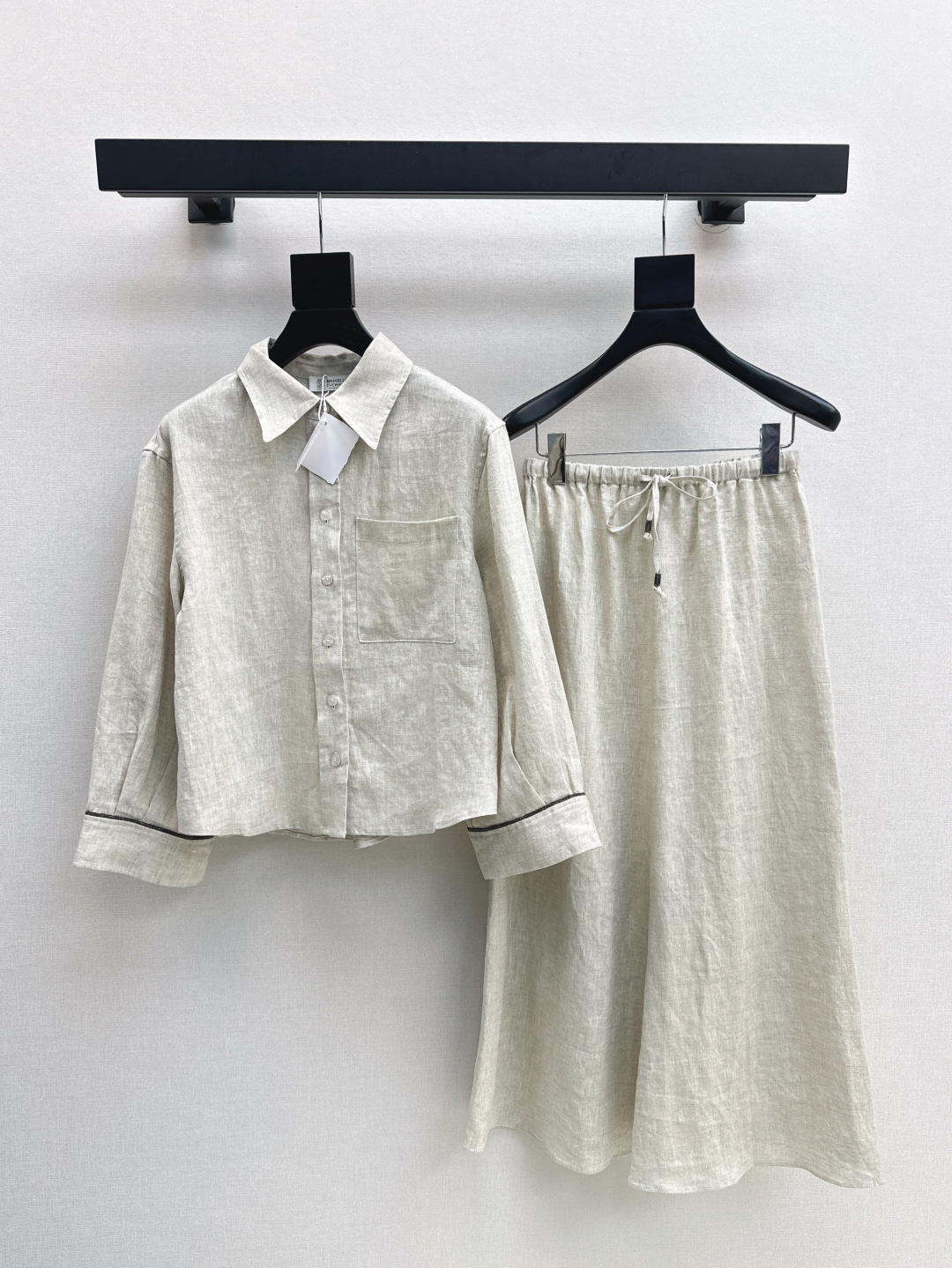 NO:437584,High-end minimalist style outfit Bc 25Ss————The latest literary girl style original hemp color suit classic H short wide-sleeved shirt + elastic waist A long skirt. A set of top-body interpretation of lazy and casual high-end items. The cuff copper bead chain decoration is low-key and luxurious design. The breathable linen fabric is of excellent texture. One set is available in stock. SML, skirts, shirts, alexander wang19860909高奢极简风穿搭 Bc 25Ss———早秋最新款文艺少女风原麻色套装经典H短款宽袖衬衫+松紧腰A长半裙 一套上身演绎慵懒随性的高级单品 袖口铜珠链装饰低调奢华设计感超赞 透气亚麻面料质感超赞 一套出 一色现货发售sml,,skirts,shirts,alexander wang,Women's clothing