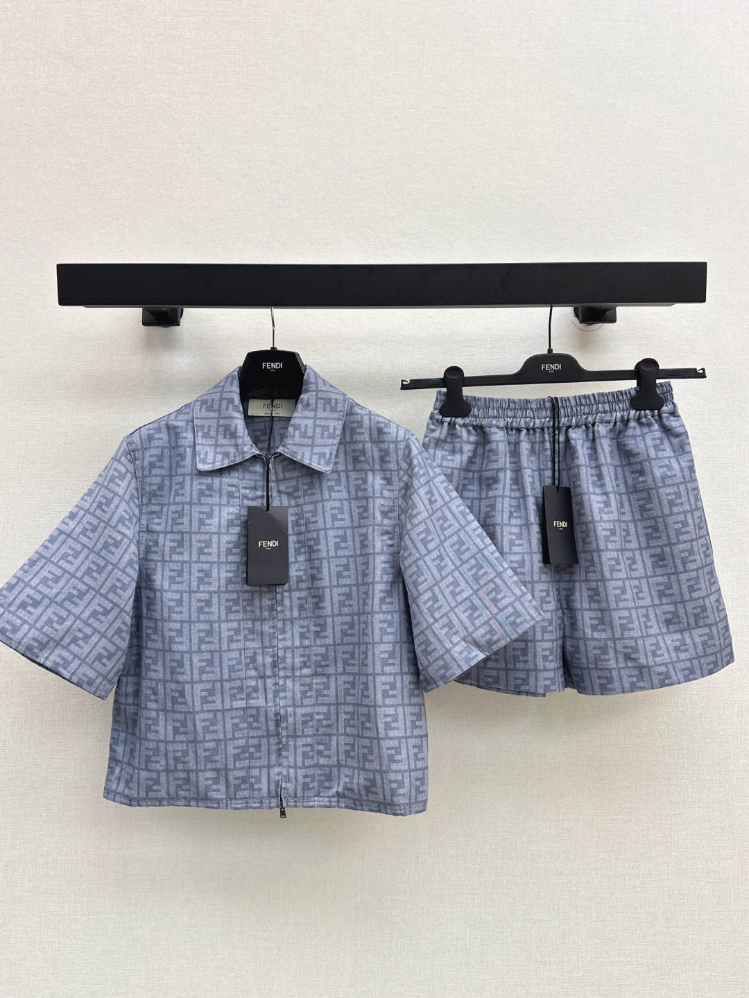 NO:438544,FD 25Ss——————The latest classic presbyterian FF letter printing blue short-sleeved shirt thin cotton linen fabric soft and comfortable classic shirt collar H zipper short style versatile and not picky, the upper body is casual and handsome, retro and modern, high-end tone printing match fashionable and interpret various styles, one color is available for sale in stock sml, Shirts, T-shirt, alexander wang19860909FD 25Ss————早秋最新款经典老花FF字母印花蓝色短袖衬衫轻薄棉麻面料柔软舒适 经典衬衫领H拉链短款版型百搭不挑人 上身随性帅气 复古又摩登 高级色调印花搭时髦演绎各种风格 一色现货发售sml,,shirts,T-shirt,alexander wang,Women's clothing