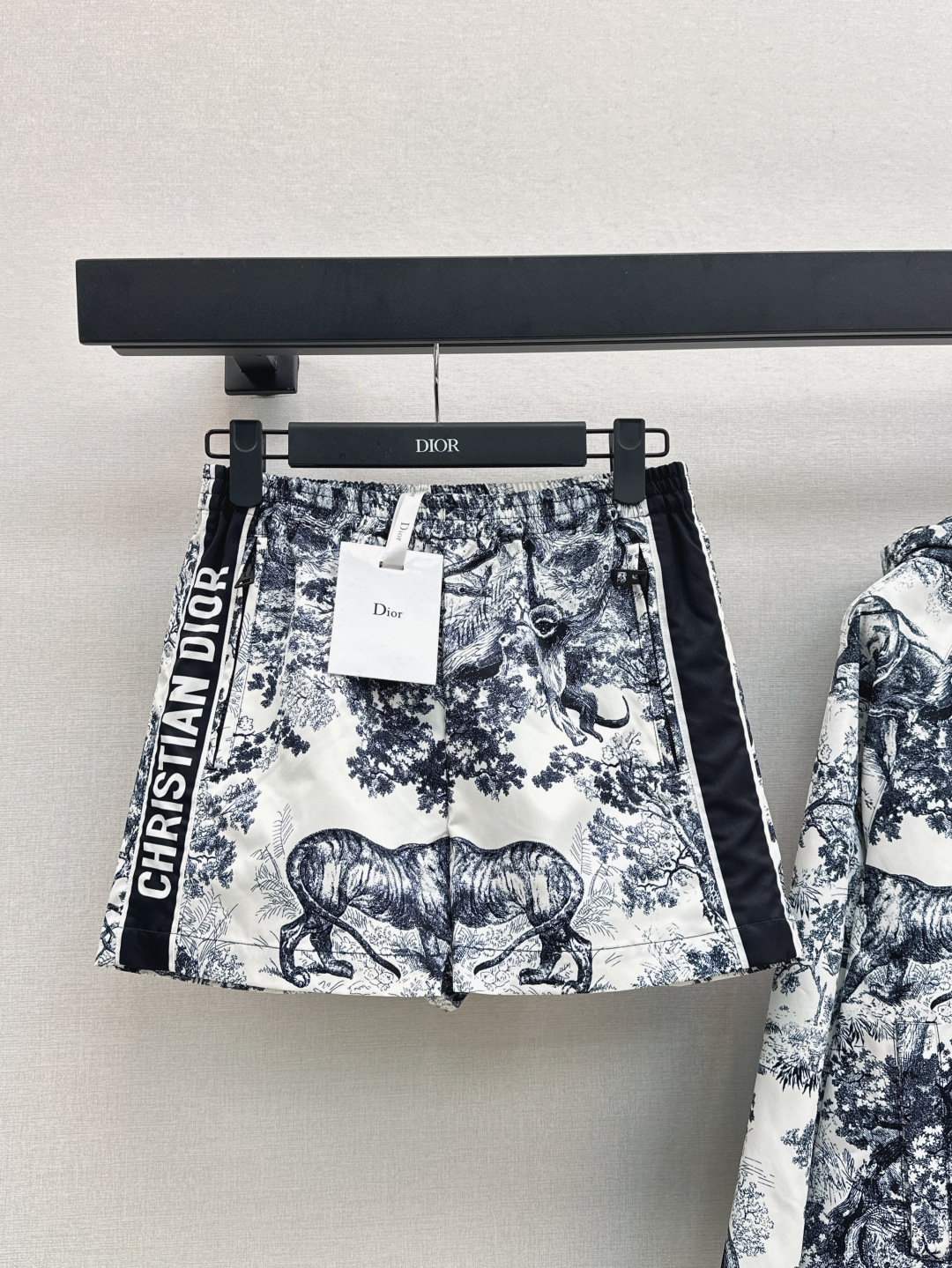 NO:438537,CD 25Ss—————The latest animal jungle casual suit in early autumn, hooded zipper jacket + shorts, classic animal jungle pattern, a set of comfortable and versatile upper body, retro and eye-catching and fashionable, perfectly divided body proportions, super age-reducing, everyday casual or outing, OK, all-colored sml for sale in stock, shorts, jackets & coats, jackets & coats, hats, alexander wang19860909CD 25Ss————早秋最新款动物丛林休闲套装 连帽拉链夹克外套+短裤 动物丛林图案百穿不厌的经典 一套上身舒适又百搭 复古又吸睛时髦 完美分割身材比例 超级减龄 日常休闲或者出街都OK 一色现货发售sml 短,,shorts,jackets & coats,jackets & coats,hats,alexander wang,Women's clothing