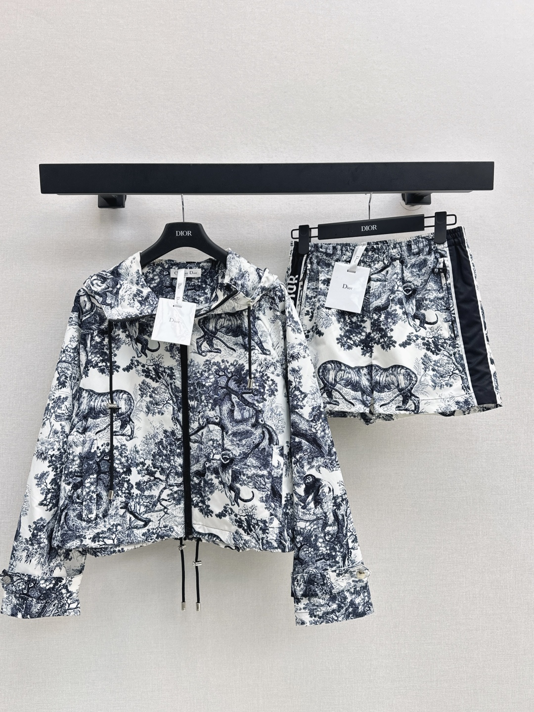 NO:438530,CD 25Ss—————The latest animal jungle casual suit in early autumn, hooded zipper jacket + shorts, classic animal jungle pattern, a set of comfortable and versatile upper body, retro and eye-catching and fashionable, perfectly divided body proportions, super age-reducing, everyday casual or outing, all colors are available for sale in stock, shorts, jackets & coats, jackets & coats, hats, alexander wang19860909CD 25Ss————早秋最新款动物丛林休闲套装 连帽拉链夹克外套+短裤 动物丛林图案百穿不厌的经典 一套上身舒适又百搭 复古又吸睛时髦 完美分割身材比例 超级减龄 日常休闲或者出街都OK 一色现货发售sml 外,,shorts,jackets & coats,jackets & coats,hats,alexander wang,Women's clothing