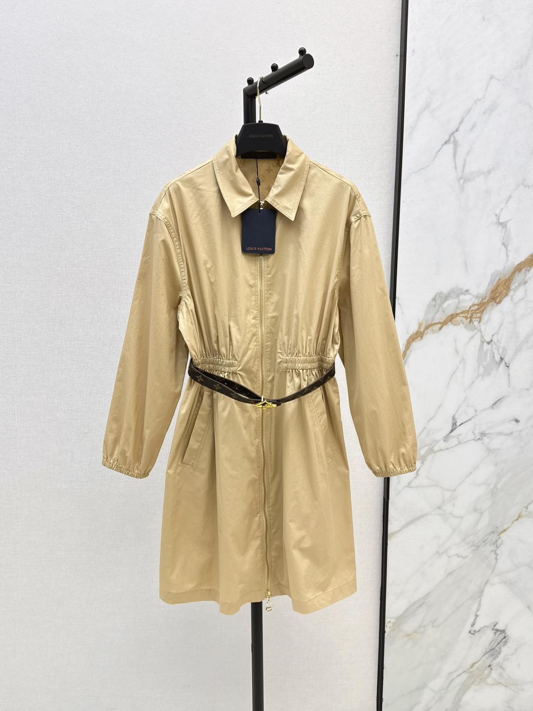 NO:438516,L Home 25Ss——————The latest lapel waist-hugging long-sleeved dress in early autumn, full of khaki color, elastic waist-hugging waist-hugging waist-hugging perfectly lengthens the leg proportion, delivery of presbyopia belt, the upper body looks big and long legs, age-reducing and cool, casual and loose style, comfortable and fashionable, lapel zipper design, upper body can be salty or sweet, it is OK when going out on the street, one color is on sale in stock,, louis vuitton, skirts, alexander wang19860909L家 25Ss————早秋最新款翻领收腰长袖连衣裙 卡其色高级感满满 腰间松紧打揽收腰完美拉长腿部比例 配送老花腰带 上身超显大长腿 减龄又酷帅 休闲宽松的版型上身舒适又时髦 翻领拉链式设计上身可盐可甜 约会出街都很OK 一色现货发售sml,,louis vuitton,skirts,alexander wang,Women's clothing