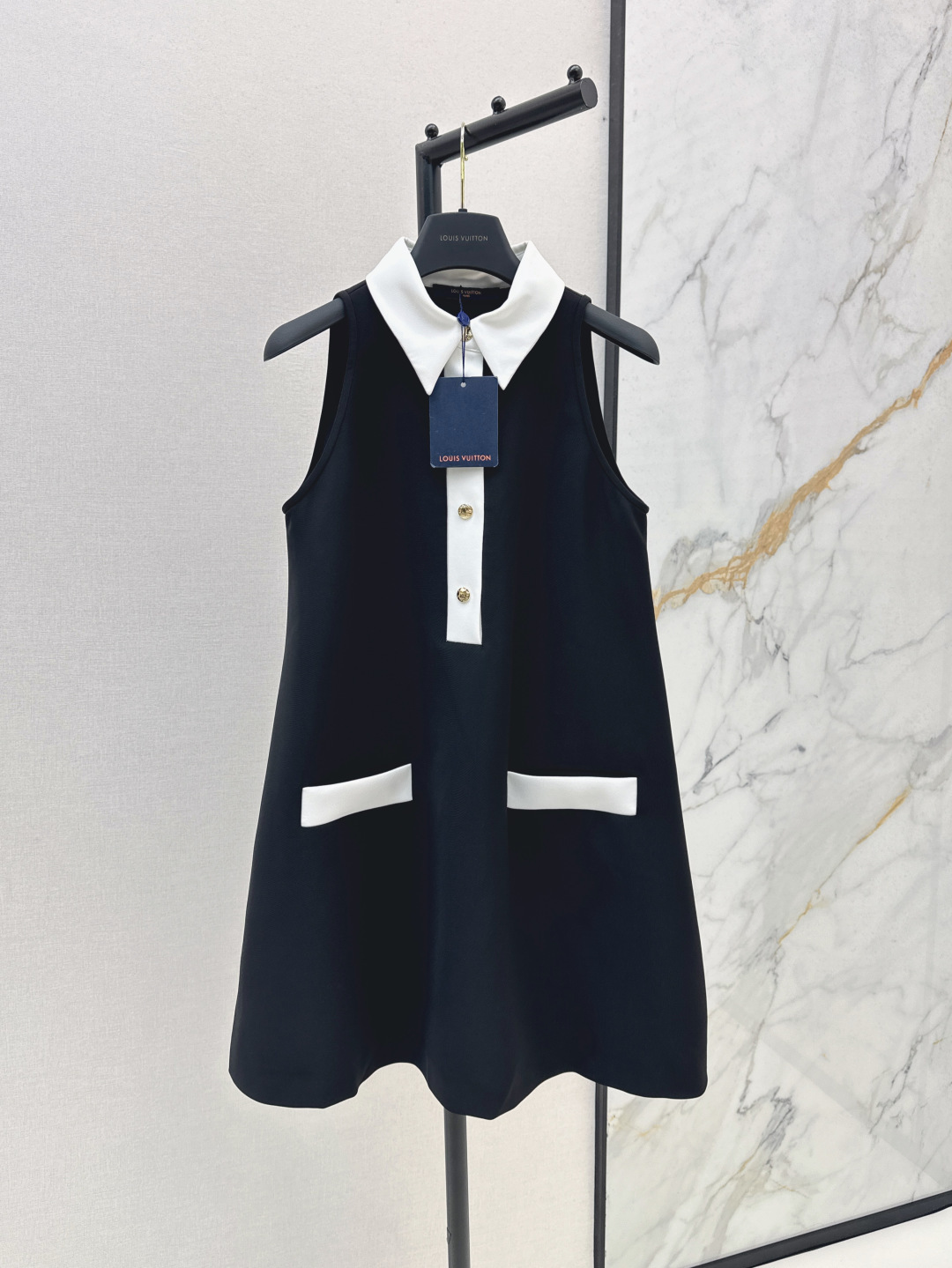 NO:438508,L Home 25Ss————The latest color-blocked lapel vest dress in spring and summer, black and white contrasting lapel design, simple and high-end yb custom letter logo button decoration, fashionable and full of big brand temperament, sleeveless straight-tube style, straight-tube style, flesh-covering slimming, upper body, gentle lady showing temperament, must-have fashion items for celebrities, one-color spot on sale, sml, louis vuitton, skirts, alexander wang19860909L家 25Ss————春夏最新款拼色翻领背心连衣裙 黑白撞色翻领设计 简约高级 yb定制字母logo纽扣装饰 时髦又充满大牌气质 无袖直筒版型 直筒版型遮肉显瘦 上身温柔淑女显气质 名媛必备时尚单品 一色现货发售sml,,louis vuitton,skirts,alexander wang,Women's clothing