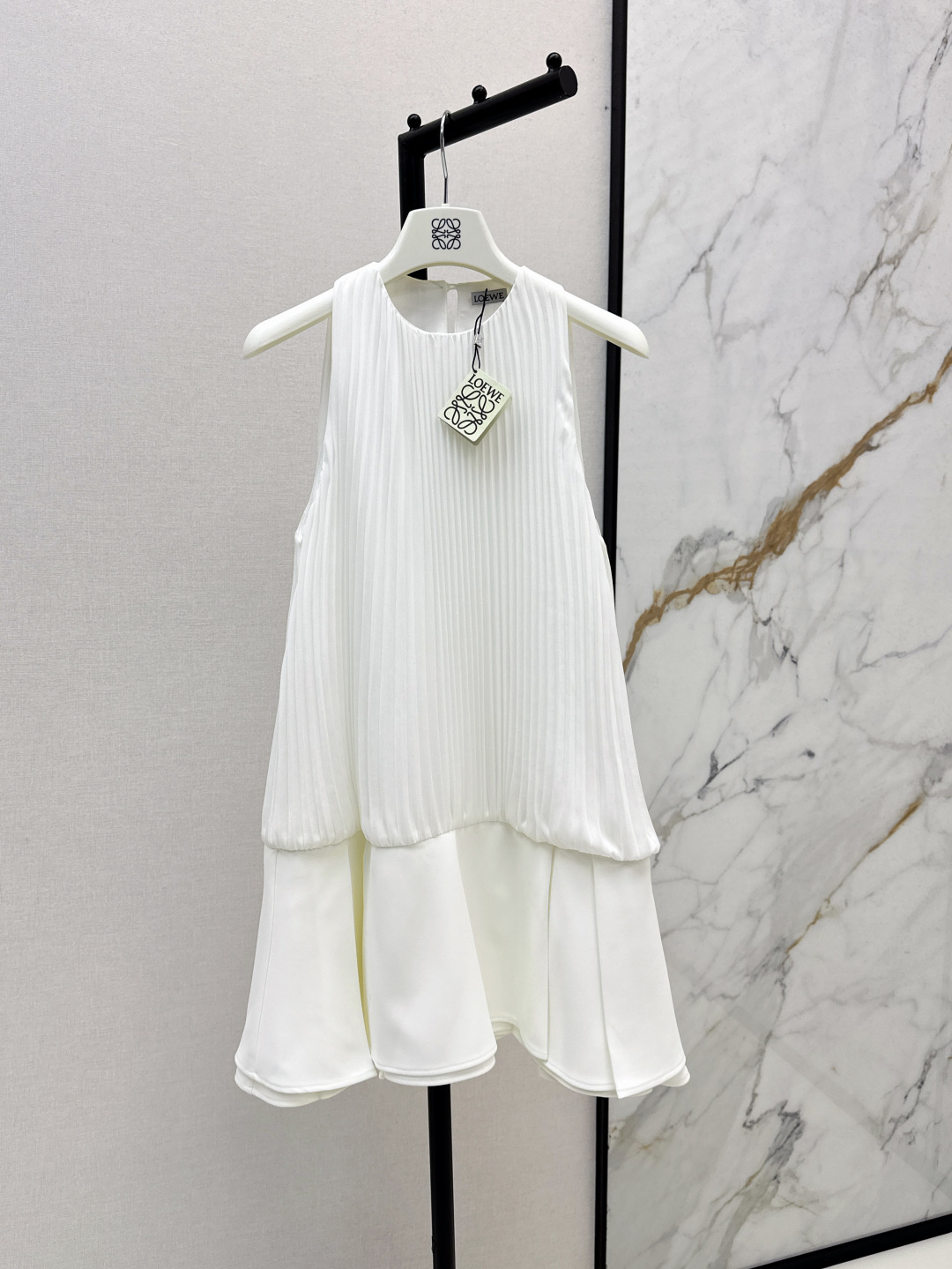 NO:438500,Loe 25Ss—————The latest elegant pleated ruffled mini dress in early autumn, slim and high-end, gentle and elegant small design is popular, easy to control in all occasions, simple and versatile, one-color spot on sale, sml, loewe, skirts, alexander wang19860909Loe 25Ss————早秋最新款优雅褶裥荷叶边迷你连衣裙 显瘦又高级 温柔优雅的小设计深得人心 各种场合都能轻松驾驭 简约又百搭 一色现货发售sml,,loewe,skirts,alexander wang,Women's clothing