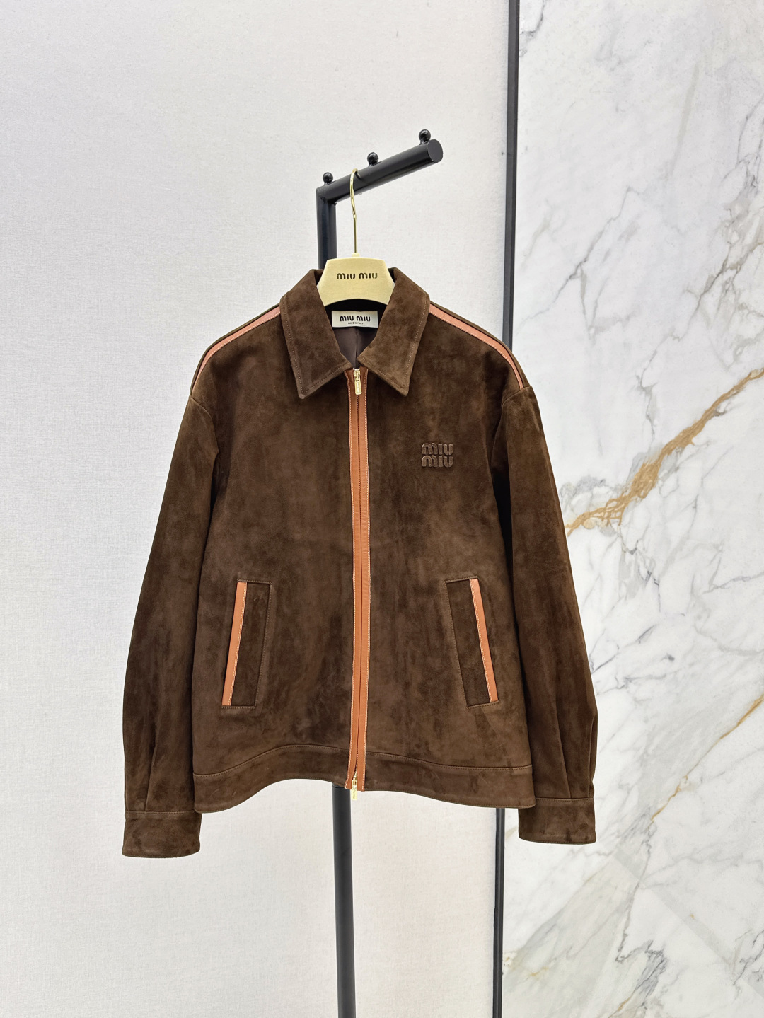 NO:438492,The same style as Xiaobai Miu 25Ss—————The latest Miu-style girl’s Kelly Lapel Jacket Leather Jacket Exclusive Customized Suede Suede Crafts Intellectual Retro Brown Suede Double-open Zipper Design Super stacking artifact Contrast color leather edge craftsmanship Classic overzise loose version makes the upper body look slimming!  100% imported suede lambskin, sweet and cool fashionable girl's wardrobe essential temperament items. Two-color spot sml, miumiu, jackets & coats, jackets & coats, sheepskin, chamois leather, alexander wang19860909小白同款 Miu 25Ss————早秋最新款miu系少女可露丽风翻领夹克皮外套独家定制麂皮绒面工艺 知识分子复古棕色系麂皮绒 双开拉链设计 超级叠搭神器 撞色拼皮包边工艺 经典overzise宽松版型上身巨显瘦！百分百进口麂皮绒小羊皮,甜酷的时髦少女衣橱必备气质单品 两色现货发售sml,,miumiu,jackets & coats,jackets & coats,sheepskin,chamois leather,alexander wang,Women's clothing