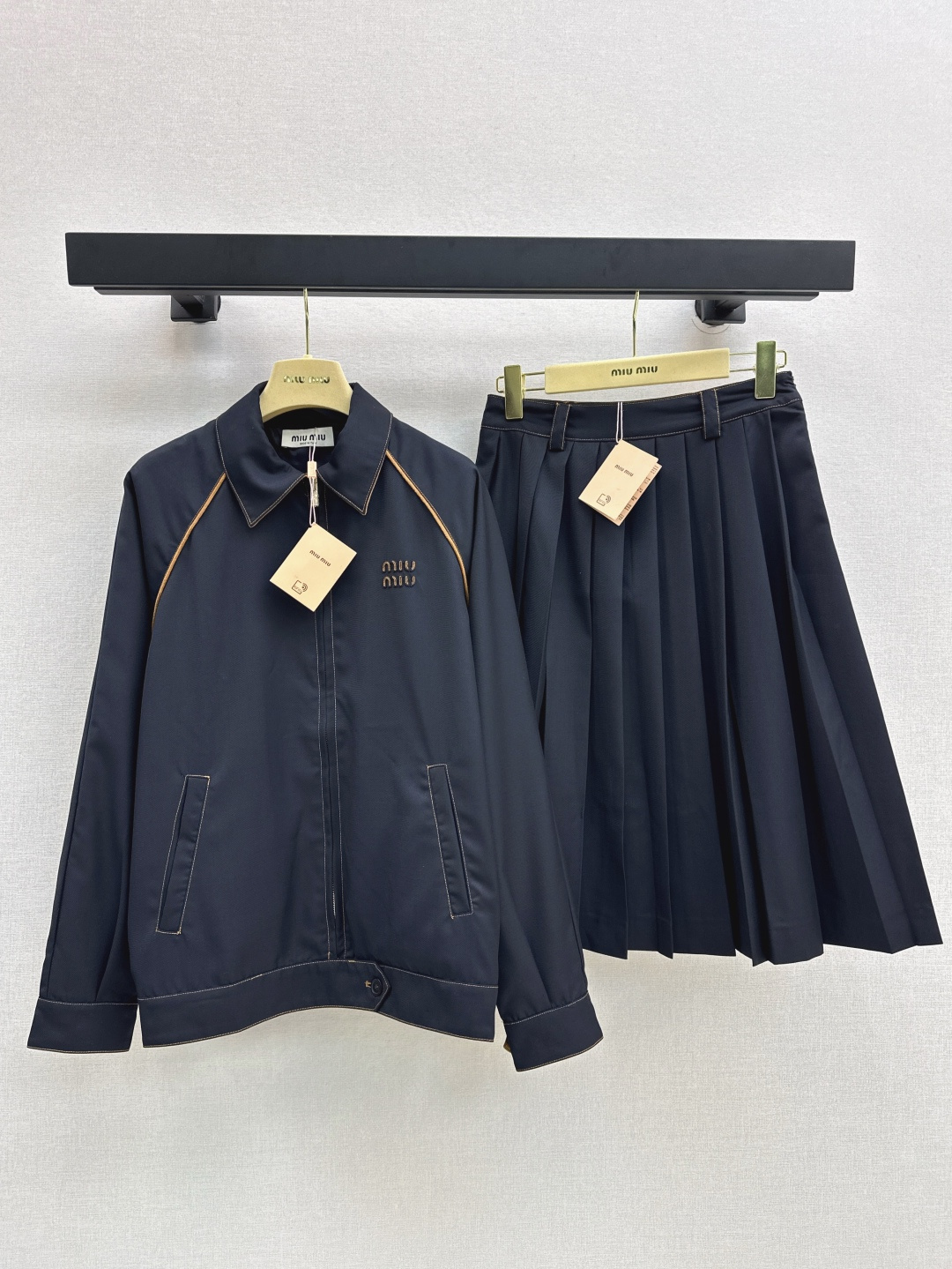 NO:438515,Exclusive first launch Miu 25Ss———The latest model of early autumn age-reducing Miao style wear suit shoulder-reducing loose jacket jacket + high waist mid-length pleated skirt Custom imported 100% fine imitation wool material, gloss and comfortable, high-quality texture, cut and smooth, wear age-reducing, considerate and moderate length, one color is found separately and the goods are on sale sml, outside,,miumiu, skirts, jackets & coats, jackets & coats, alexander wang19860909独家首发 Miu 25Ss———早秋最新款减龄缪式穿搭套装落肩宽松夹克外套+高腰中长百褶半裙 定制进口百分百精仿羊毛材质 光泽舒适 质感上乘 裁剪垂顺流畅 穿搭学院减龄 贴心适中长度 一色分开发现货发售sml 外,,miumiu,skirts,jackets & coats,jackets & coats,alexander wang,Women's clothing