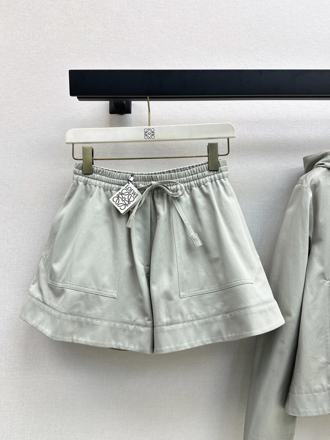 NO:438507,Loe 25Ss———The latest fashionable suit hooded jacket + elastic waist shorts Custom imported fabrics High-quality texture Three-dimensional and stylish Coat cape-style umbrella-shaped A-shaped cut to show fashionable style shorts waist inner letter logo webbing decoration Elastic waist paired with umbrella-shaped skirt style Fully styling Modify the waist and make it look slim and loose Recommended matching SML shorts in stock, Loewe, skirts, shorts, jackets & coats, Hats, alexander wang19860909Loe 25Ss———早秋最新款时髦套装连帽外套+松紧腰短裤 定制进口面料 质感高级 立体有型 外套斗篷式伞状A字裁剪 尽显时髦格调穿搭短裤腰部内里字母logo织带装饰 松紧腰搭配伞状裙裤版型 造型感十足 修饰腰身显瘦松弛 推荐一套搭配 一色现货发售sml 短裤,,loewe,skirts,shorts,jackets & coats,hats,alexander wang,Women's clothing