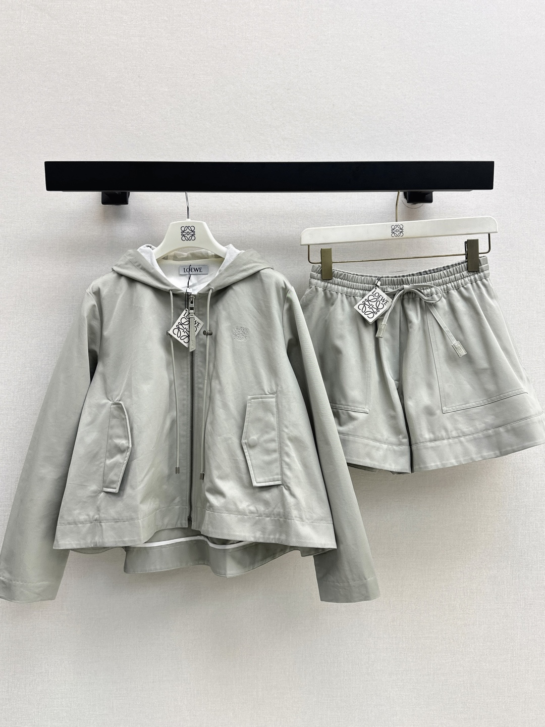 NO:438499,Loe 25Ss———The latest fashionable suit hooded jacket + elastic waist shorts Custom imported fabrics High-quality texture Three-dimensional and stylish Coat cape-style umbrella-shaped A-shaped cut to show fashionable style shorts waist inner letter logo webbing decoration Elastic waist paired with umbrella-shaped skirt style Fully styling Modify the waist and make it look slim and loose Recommended matching smills on the same color SML in stock Outside,,loewe, skirts, shorts, jackets & coats,hats,alexander wang19860909Loe 25Ss———早秋最新款时髦套装连帽外套+松紧腰短裤 定制进口面料 质感高级 立体有型 外套斗篷式伞状A字裁剪 尽显时髦格调穿搭短裤腰部内里字母logo织带装饰 松紧腰搭配伞状裙裤版型 造型感十足 修饰腰身显瘦松弛 推荐一套搭配 一色现货发售sml 外,,loewe,skirts,shorts,jackets & coats,hats,alexander wang,Women's clothing