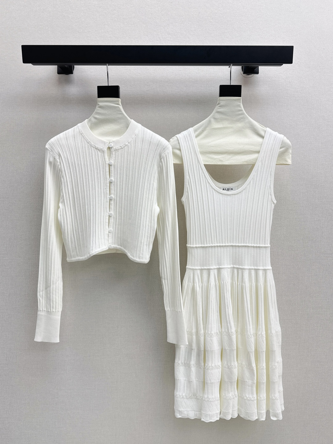 NO:439327,Exclusive model Ale～ 25Ss————The latest spring and summer elegant temperament feminine suit long-sleeved cardigan + sleeveless three-dimensional waist-hugging dress. A must-have for daily casualness. A set of free and worry-free matches when going out. A set of top-body looks super good. Extend the body proportions. Highly high. The effect of hiding meat paper. Four-color distribution. SML is available in stock. Open,, skirts, alexander wang.19860909独家款 Ale～ 25Ss————春夏最新款优雅气质女人味套装长袖小开衫+无袖立体收腰连衣裙 日常休闲必备 一整套出街无需烦恼搭配 一套上身超好看 拉长身材比例 巨显高 藏肉纸片人效果 四色分开发 现货发售sml 开,,skirts,alexander wang,Women's clothing