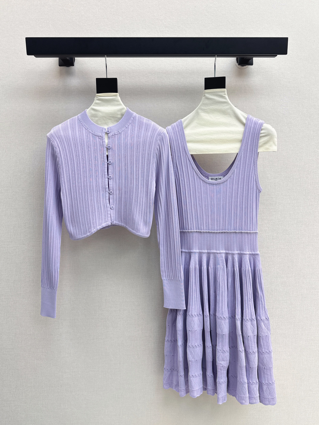 NO:439313,Exclusive model Ale～ 25Ss————The latest spring and summer elegant temperament feminine suit long-sleeved cardigan + sleeveless three-dimensional waist-hugging dress. A must-have for daily casualness. A set of free and worry-free matches when going out. A set of top-body looks super good. Extend the body proportions. Highly high. The effect of hiding meat paper. Four-color distribution. SML is available in stock. Open,, skirts, alexander wang.19860909独家款 Ale～ 25Ss————春夏最新款优雅气质女人味套装长袖小开衫+无袖立体收腰连衣裙 日常休闲必备 一整套出街无需烦恼搭配 一套上身超好看 拉长身材比例 巨显高 藏肉纸片人效果 四色分开发 现货发售sml 开,,skirts,alexander wang,Women's clothing