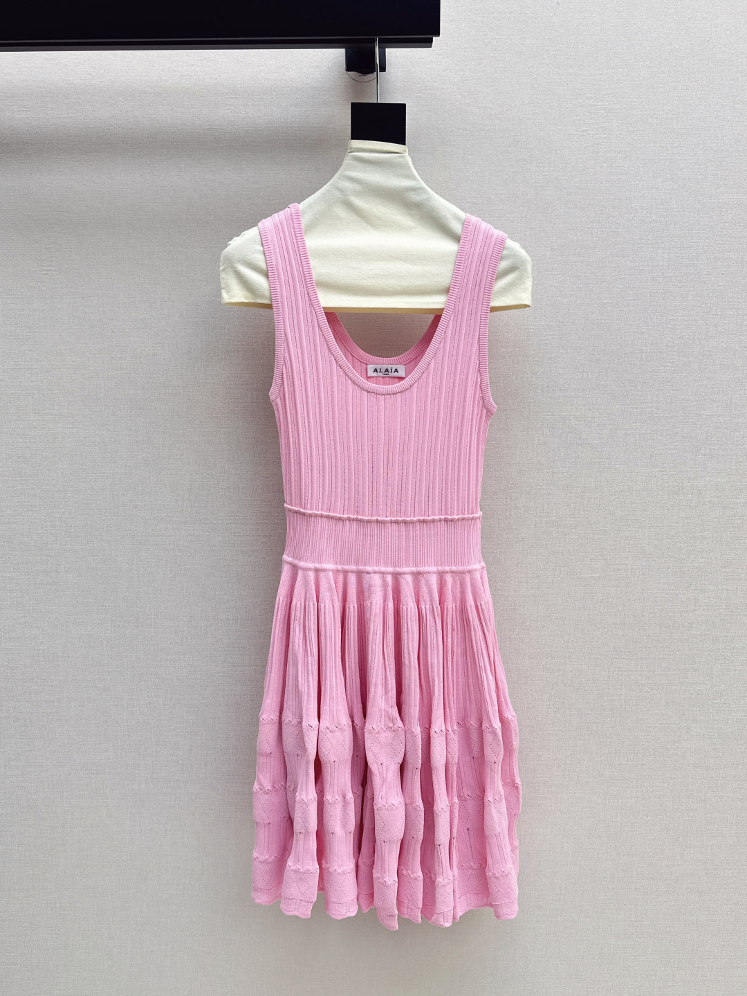 NO:439306,Exclusive model Ale～ 25Ss————The latest spring and summer elegant temperament feminine suit long-sleeved cardigan + sleeveless three-dimensional waist-hugging dress. A must-have for daily casualness. A complete set of matches without worries when going out. A set of top-body looks super good. Extend the body proportions. Huge high. The effect of hidden meat paper. Four-color distribution. SML, skirts, alexander wang.19860909独家款 Ale～ 25Ss————春夏最新款优雅气质女人味套装长袖小开衫+无袖立体收腰连衣裙 日常休闲必备 一整套出街无需烦恼搭配 一套上身超好看 拉长身材比例 巨显高 藏肉纸片人效果 四色分开发 现货发售sml,,skirts,alexander wang,Women's clothing