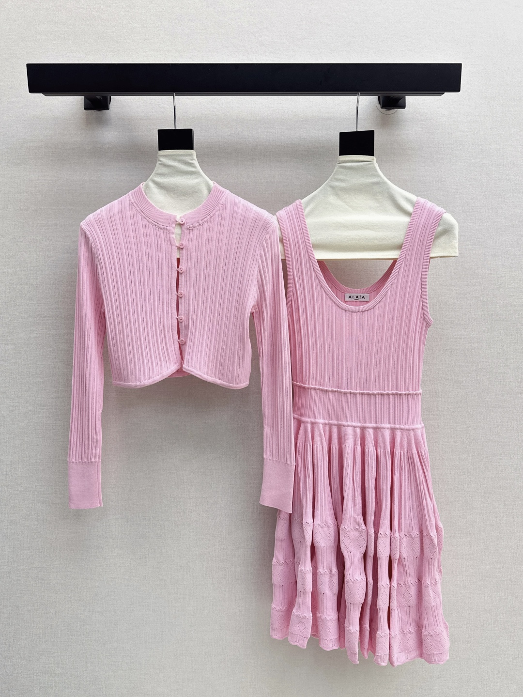 NO:439298,Exclusive model Ale～ 25Ss————The latest spring and summer elegant temperament feminine suit long-sleeved cardigan + sleeveless three-dimensional waist-hugging dress. A must-have for daily casualness. A complete set of matches without worries when going out. A set of top-body looks super good. Extend the body proportions. Huge high. The effect of hidden meat paper. Four-color distribution. SML is available in stock. Open,, skirts, alexander wang.19860909独家款 Ale～ 25Ss————春夏最新款优雅气质女人味套装长袖小开衫+无袖立体收腰连衣裙 日常休闲必备 一整套出街无需烦恼搭配 一套上身超好看 拉长身材比例 巨显高 藏肉纸片人效果 四色分开发 现货发售sml 开,,skirts,alexander wang,Women's clothing