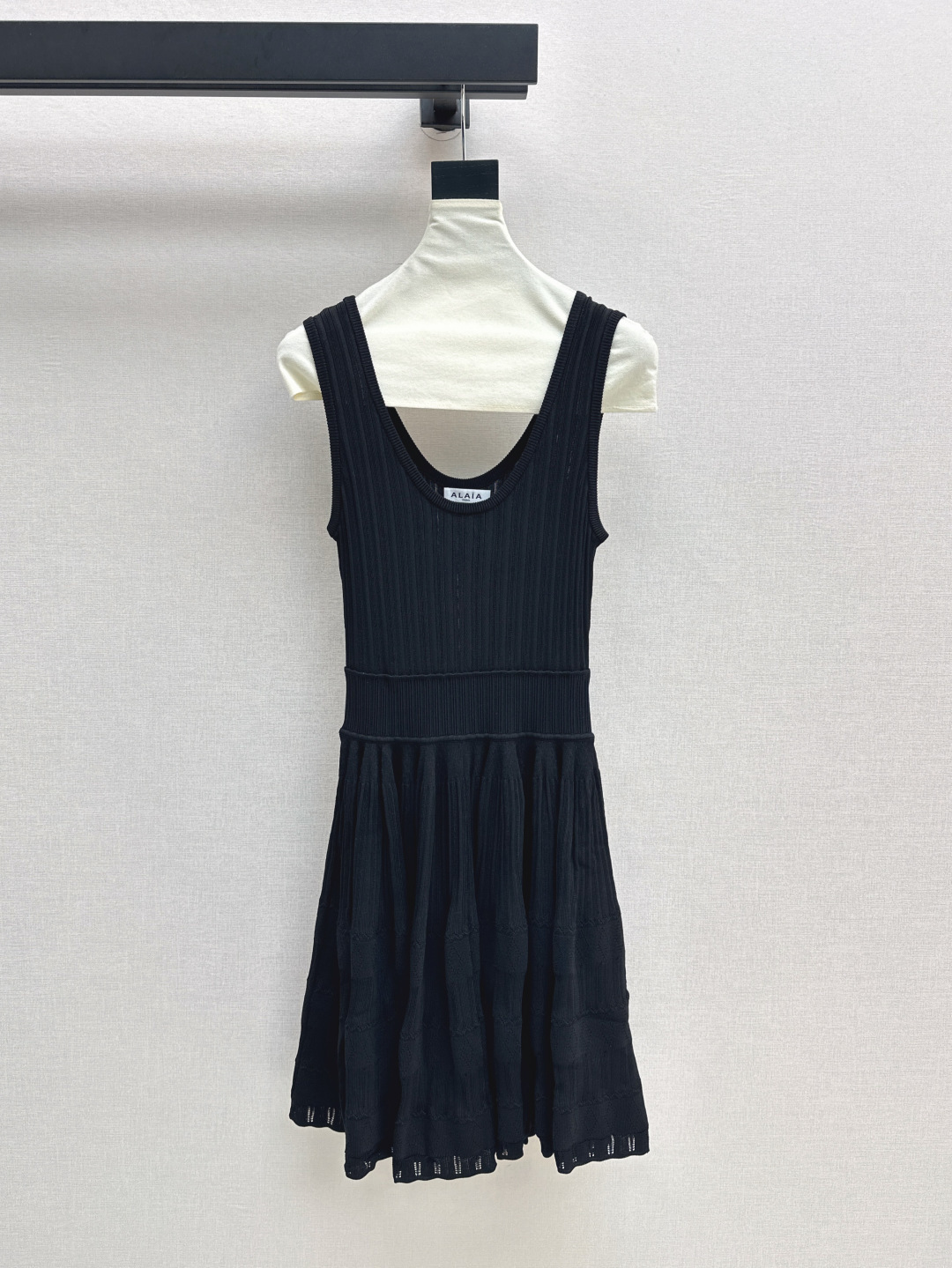 NO:439292,Exclusive model Ale～ 25Ss————The latest spring and summer elegant temperament feminine suit long-sleeved cardigan + sleeveless three-dimensional waist-hugging dress. A must-have for daily casualness. A complete set of matches without worries when going out. A set of top-body looks super good. Extend the body proportions. Huge high. The effect of hidden meat paper. Four-color distribution. SML, skirts, alexander wang.19860909独家款 Ale～ 25Ss————春夏最新款优雅气质女人味套装长袖小开衫+无袖立体收腰连衣裙 日常休闲必备 一整套出街无需烦恼搭配 一套上身超好看 拉长身材比例 巨显高 藏肉纸片人效果 四色分开发 现货发售sml,,skirts,alexander wang,Women's clothing