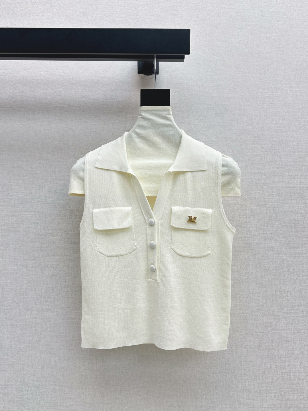 NO:440033,MAx 25Ss————The latest spring and summer sleeveless knitted tops, age-reducing girls must buy them~~~The appearance is good and easy to wear, I have to love it, and I wear it with jeans. It is very elegant no matter how you match it. Three colors are available for sale in stock, jeans, alexander wang19860909MAx 25Ss————春夏最新款无袖针织上衣减龄少女们一定要入～～颜值高又好穿不得不爱 搭配牛仔裤叠穿 怎么搭配都很有气质 三色现货发售sml,,jeans,alexander wang,Women's clothing