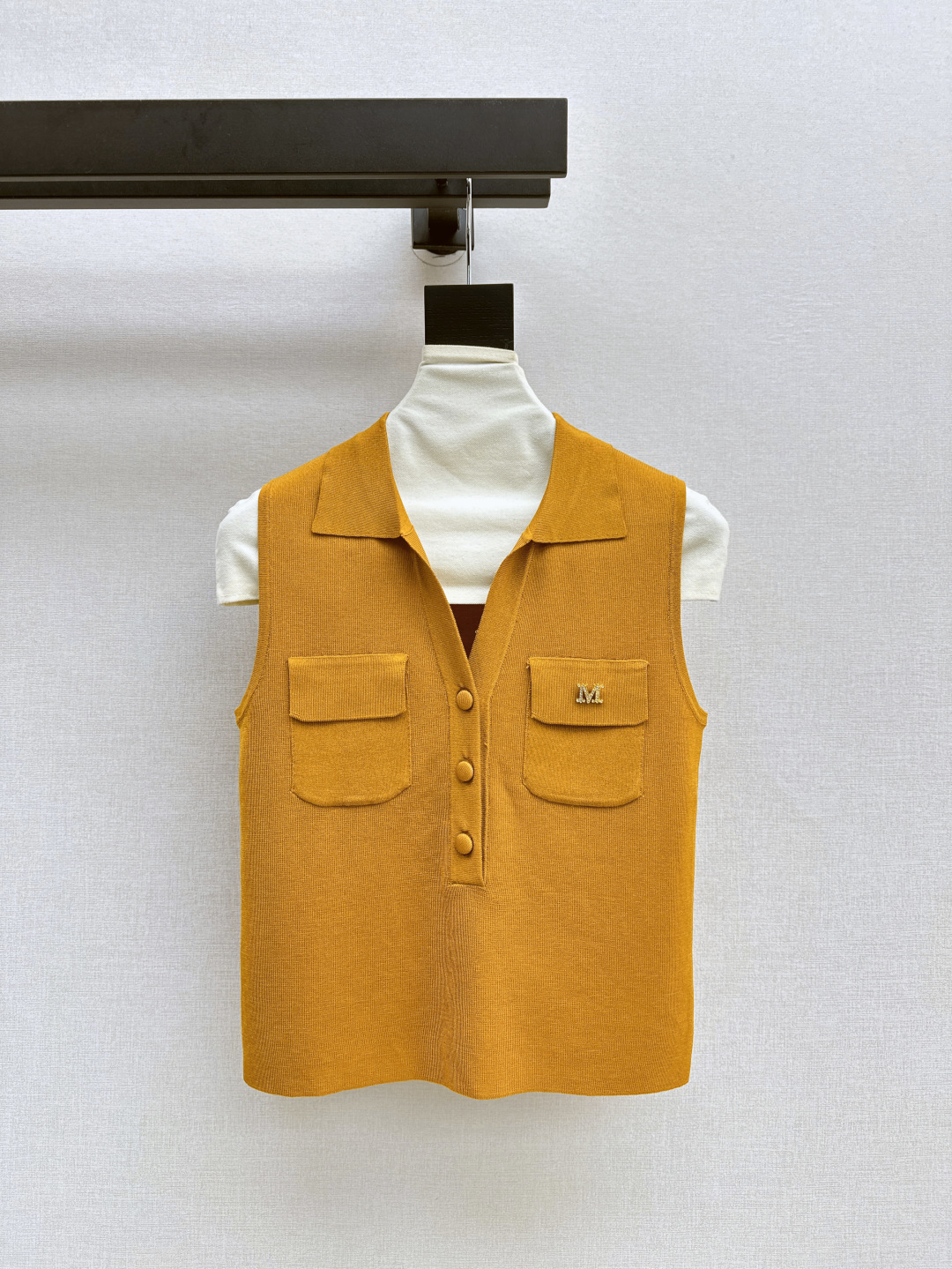 NO:440046,MAx 25Ss————The latest spring and summer sleeveless knitted tops, age-reducing girls must buy them~~~The appearance is good and easy to wear, I have to love it, and I wear it with jeans. It is very elegant no matter how you match it. Three colors are available for sale in stock, jeans, alexander wang19860909MAx 25Ss————春夏最新款无袖针织上衣减龄少女们一定要入～～颜值高又好穿不得不爱 搭配牛仔裤叠穿 怎么搭配都很有气质 三色现货发售sml,,jeans,alexander wang,Women's clothing