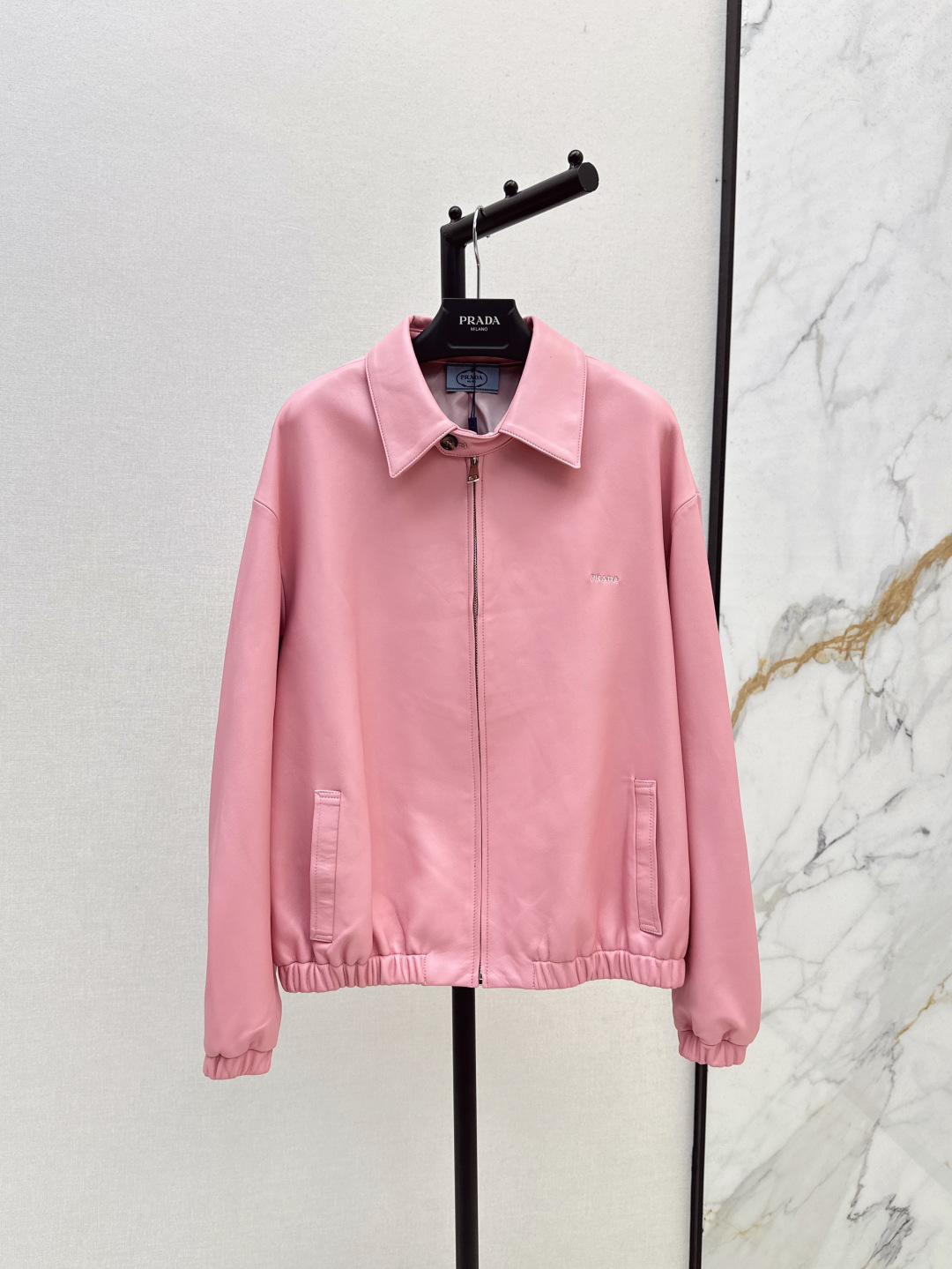 NO:440000,Exclusive first release PD 25Ss———————The latest lapel leather jacket custom-made top-grade imported 100% lambskin fabric, leather fleshy, oily, soft and delicate, original 3D three-dimensional tailoring H-style short design, super love, sweet and cool girl outfit, positioning embroidery craft logo, temperament, fashionable and advanced, perfect style, upper body, A and cool, three-color spot sale sml,, jackets & coats, jackets & coats, sheepskin, alexander wang19860909独家首发 PD 25Ss————早秋最新款翻领皮夹克外套定制顶级进口百分百小羊皮面料 皮质肉感油润柔软又细腻 原版3D立体剪裁H版型短款设计超级大爱 甜酷女孩穿搭 定位贴绣工艺logo 气质时髦又高级 完美版型上身又A又飒 三色现货发售sml,,jackets & coats,jackets & coats,sheepskin,alexander wang,Women's clothing