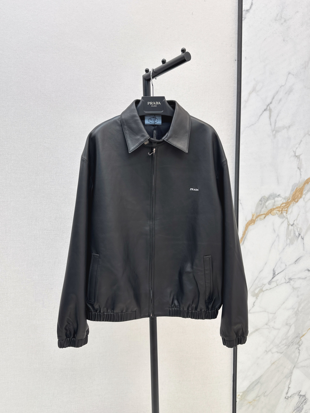 NO:439993,Exclusive first release PD 25Ss———————The latest lapel leather jacket custom-made top-grade imported 100% lambskin fabric, leather fleshy, oily, soft and delicate, original 3D three-dimensional tailoring H-style short design, super love, sweet and cool girl outfit, positioning embroidery craft logo, temperament, fashionable and advanced, perfect style, upper body, A and cool, three-color spot sale sml,, jackets & coats, jackets & coats, sheepskin, alexander wang19860909独家首发 PD 25Ss————早秋最新款翻领皮夹克外套定制顶级进口百分百小羊皮面料 皮质肉感油润柔软又细腻 原版3D立体剪裁H版型短款设计超级大爱 甜酷女孩穿搭 定位贴绣工艺logo 气质时髦又高级 完美版型上身又A又飒 三色现货发售sml,,jackets & coats,jackets & coats,sheepskin,alexander wang,Women's clothing