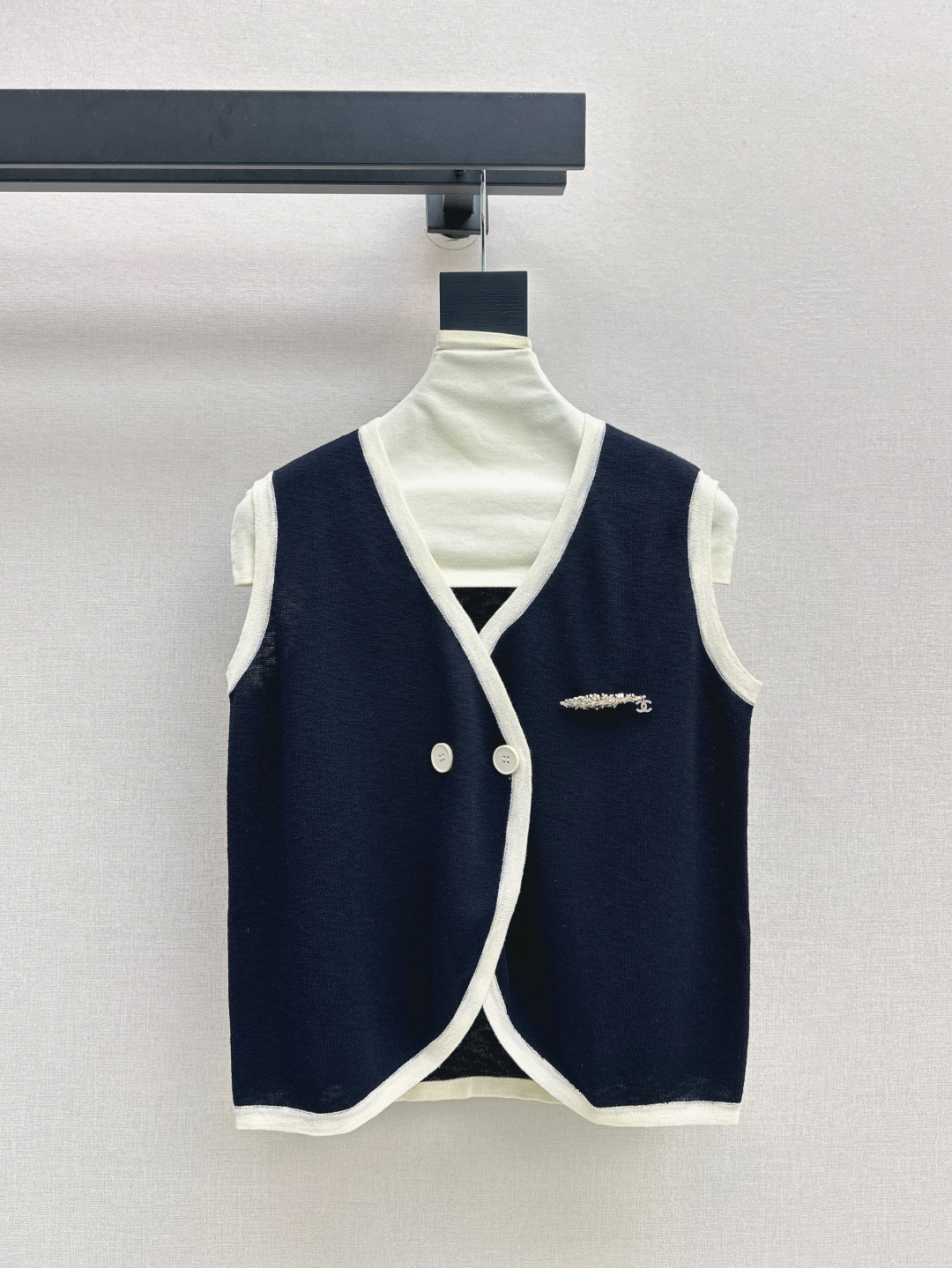 NO:440027,C home 25Ss————The latest spring and summer sleeveless knitted tops, age-reducing girls must buy them~~~The appearance is good and easy to wear, I have to love it, and I wear it with jeans. It is very elegant no matter how you match it. Three colors are available for sale in stock, chanel, jeans, alexander wang19860909C家 25Ss————春夏最新款无袖针织上衣减龄少女们一定要入～～颜值高又好穿不得不爱 搭配牛仔裤叠穿 怎么搭配都很有气质 三色现货发售sml,,chanel,jeans,alexander wang,Women's clothing