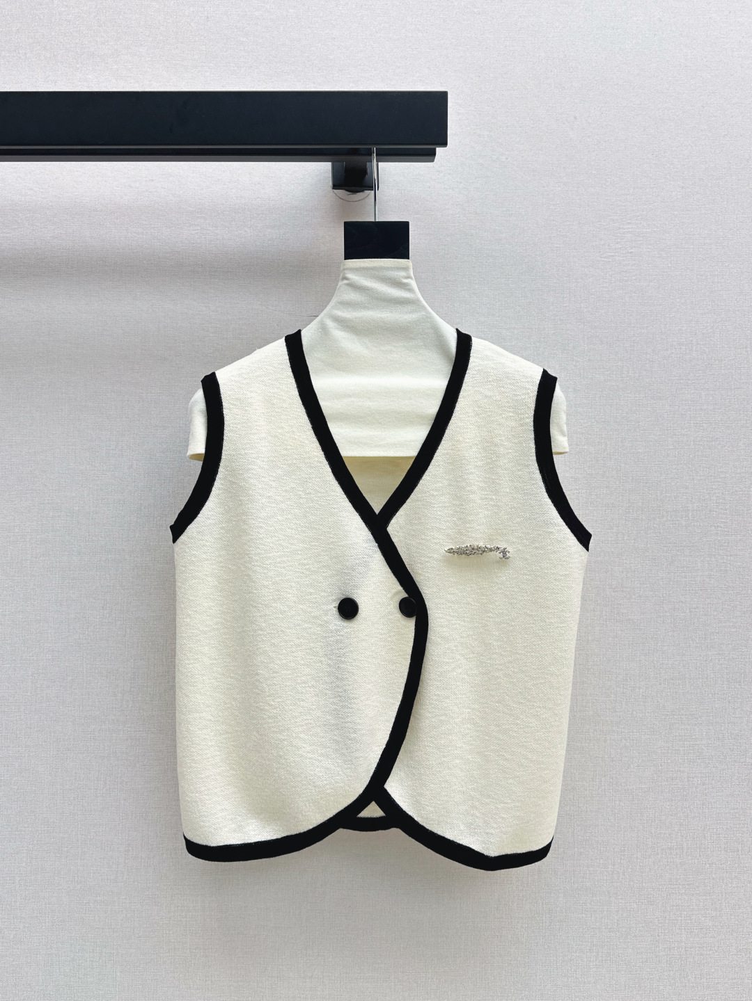 NO:440021,C home 25Ss————The latest sleeveless knitted top in spring and summer, girls must buy it~~ They are good-looking and easy to wear, they have to love it. They are layered with jeans. They are very elegant no matter how they match it. Three-color spot sml, chanel, jeans, alexander wang19860909C家 25Ss————春夏最新款无袖针织上衣减龄少女们一定要入～～颜值高又好穿不得不爱 搭配牛仔裤叠穿 怎么搭配都很有气质 三色现货发售sml,,chanel,jeans,alexander wang,Women's clothing