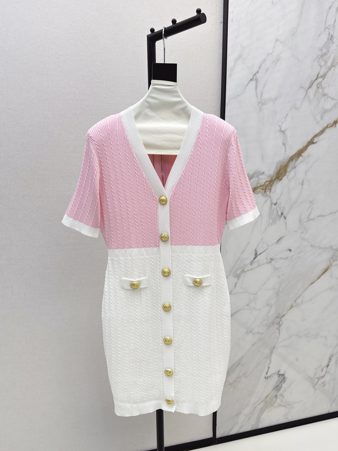 NO:440016,Bal 25Ss—————The latest style of early autumn splicing contrasting waist-hugging dress with three-dimensional waist-hugging skirt with modern and handsome gold buttons are exquisitely embellished. The noble and rich feel is gentle and elegant. The three-dimensional cut and slim fit style makes the upper body look slim and tall. The imported fabric is super texture. Two colors are available for sale in stock. SML, skirts, alexander wang19860909Bal 25Ss————早秋最新款拼接撞色收腰连衣裙立体收腰裙摆摩登帅气 金色纽扣精巧點点缀造型 贵气千金感温柔又有气质 立体剪裁修身版型上身显瘦显高挑 进口面料质感超赞 两色现货发售sml,,skirts,alexander wang,Women's clothing