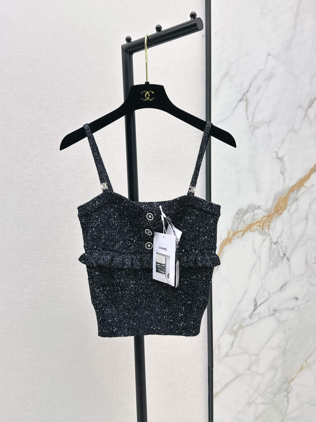 NO:441042,C home 25Ss——————The latest knitted layered lace suspenders custom cashmere yarn weaving Knitted suspenders tailoring thin shoulder straps layered three-dimensional lace splits, chest buttons embedded in diamonds, gorgeous shine highlights, fit fit, make the shoulder straps look slimmer, shoulder straps are decorated with double C letter logos, black woven threads with thin flashes, versatile styles do not pick the age skin tone, more relaxed and vacation-like, three-color spot sml, chanel, alexander wang19860909C家 25Ss————早秋最新款针织层叠花边吊带定制羊绒纱线织造 针织吊带剪裁 细肩带层叠立体花边分割 胸前纽扣嵌钻 华丽闪耀突出亮点 搭贴合身型更显瘦 肩带饰以双C字母徽标装饰 黑色织线带细闪 百搭款式不挑年龄肤色 更显松弛有度假感 三色现货发售sml,,chanel,alexander wang,Women's clothing