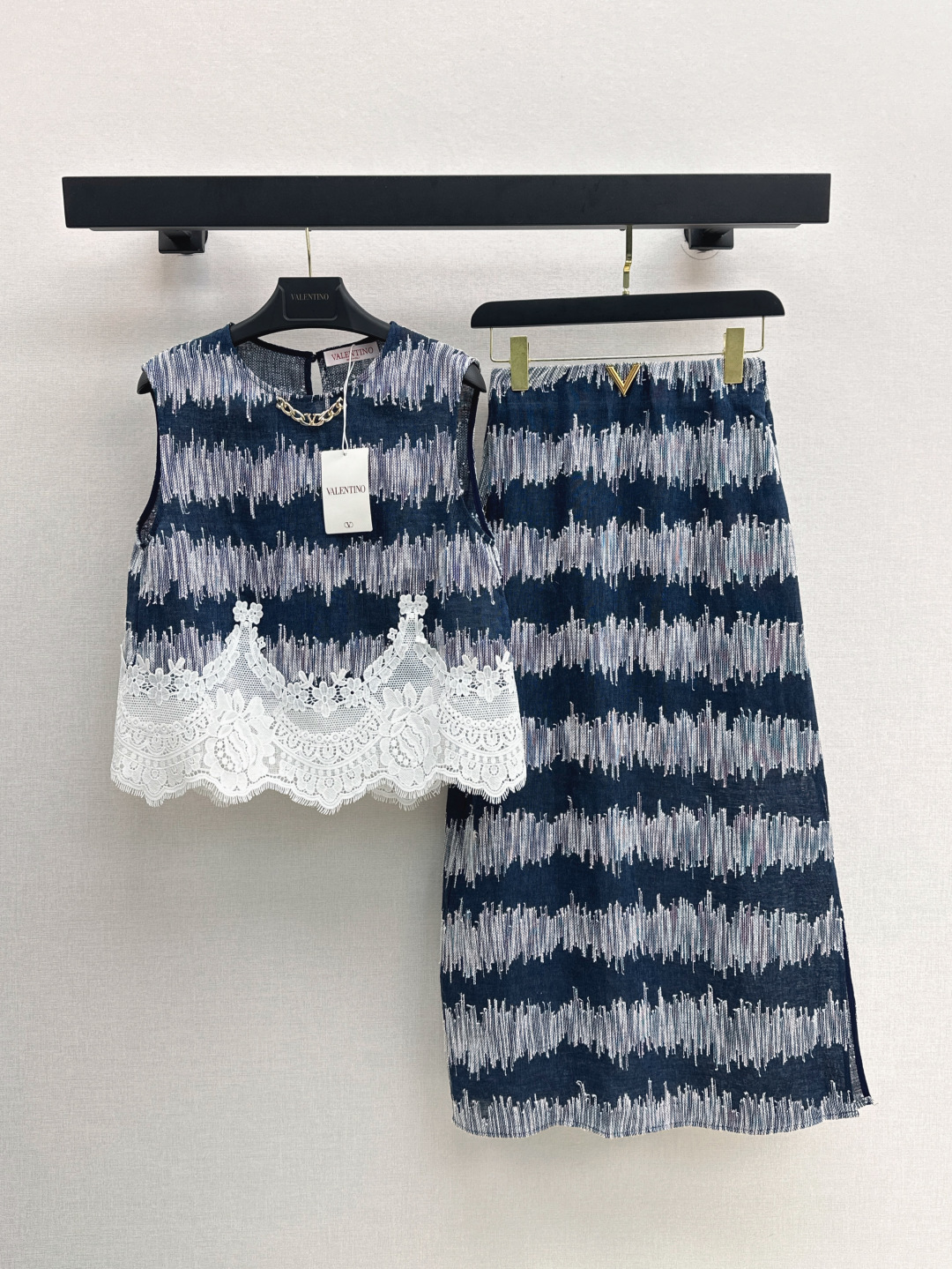 NO:441036,VLTN 25Ss————The latest contrasting color print set in spring and summer spliced ​​lace sleeveless top + skirt. The upper body is full of fashionable and high-end feeling. He is so cool and has aura. Ultra-thin fabric. The texture is very fashionable and high-end. The color is super positive. The upper body looks white and slim. The classic series with beauty. The upper body is full of aura. The length is just right. SML is available in stock, Skirts, Alexander wang.19860909VLTN 25Ss————春夏最新款撞色印花套装拼接蕾丝无袖上衣+半裙 上身就是满满的时髦高级感 巨拉风 自带气场 超轻薄面料 质感很奈斯 时髦又高级 颜色超级正 上身显白又显瘦 自带美感的经典系列 走路都带风上身气场全开 长度恰到好处 一色现货发售sml,,skirts,alexander wang,Women's clothing