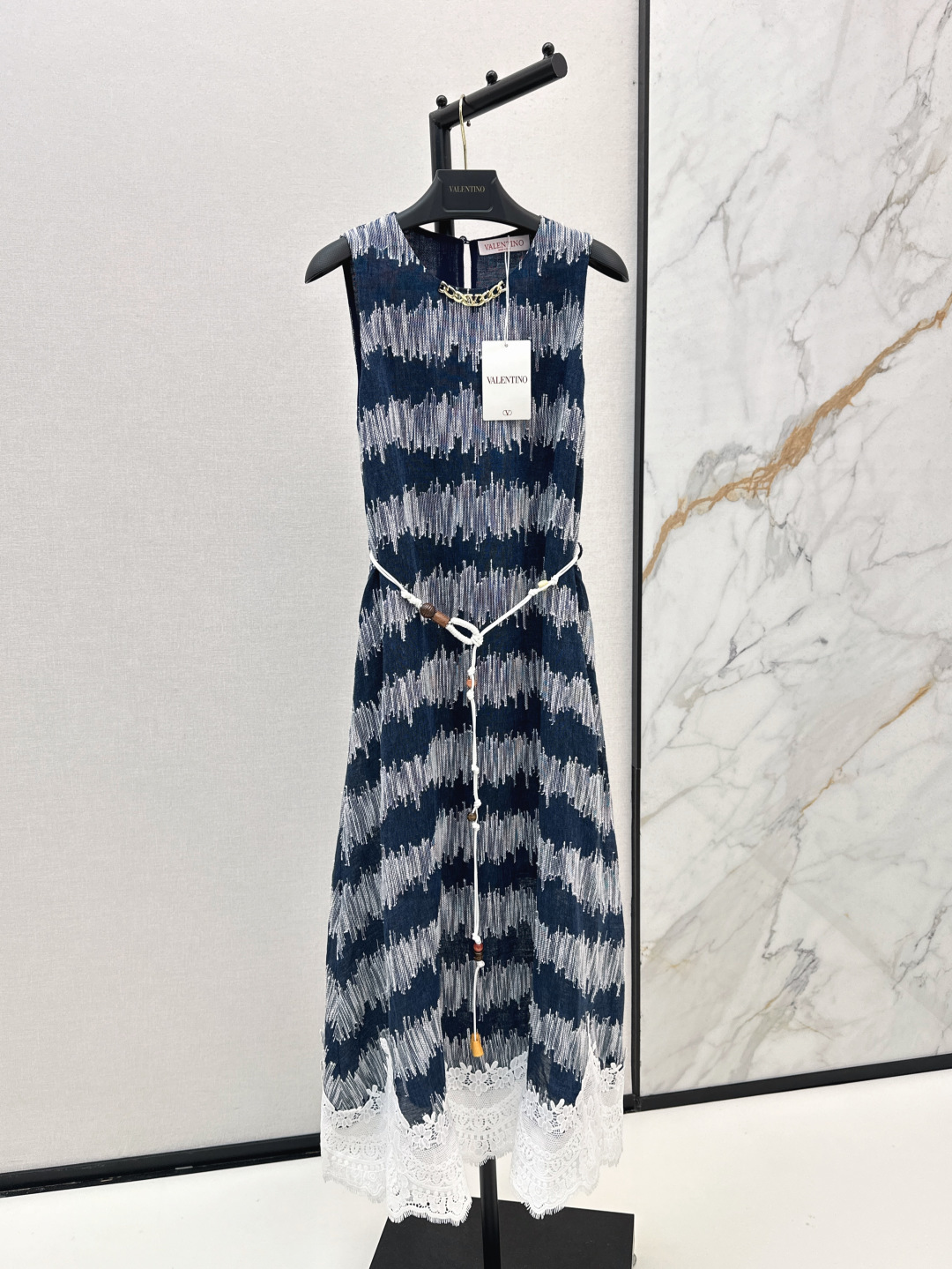 NO:441030,VLTN 25Ss————The latest spring and summer style lace sleeveless long dress with top body is full of fashionable and high-end feeling. It is so cool and has aura. It is very fashionable and high-end. The color is super positive. The upper body looks white and slim. The series with its own aesthetics. It is windy and the upper body is fully open. The upper body is on sale in stock. SML, skirts, alexander wang19860909VLTN 25Ss————春夏最新款撞拼接蕾丝无袖长款连衣裙上身就是满满的时髦高级感 巨拉风 自带气场 质感很奈斯 时髦又高级 颜色超级正 上身显白又显瘦 自带美感的系列 走路都带风上身气场全开 一色现货发售sml,,skirts,alexander wang,Women's clothing